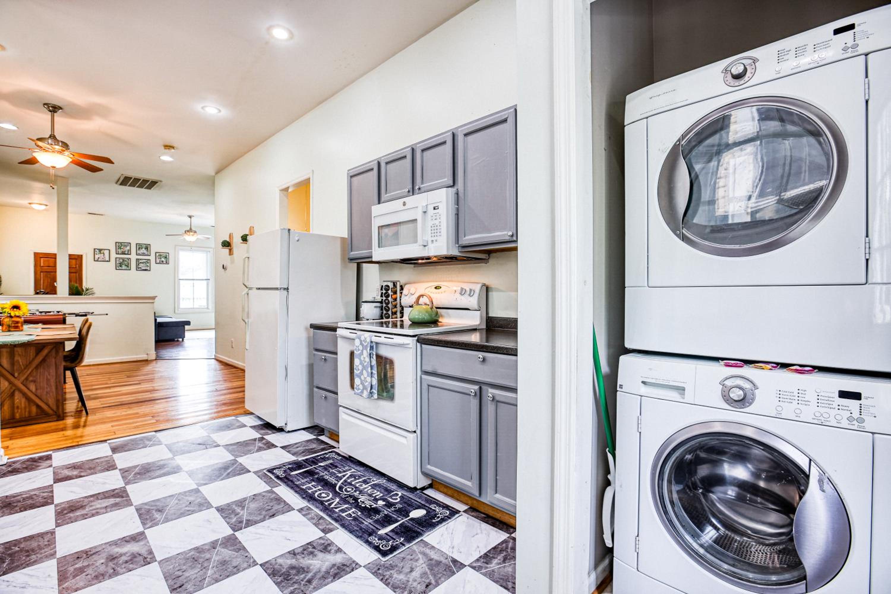 4 King Beds - Sleeps 14 - Projectors - Starland - Massage Chair - Games