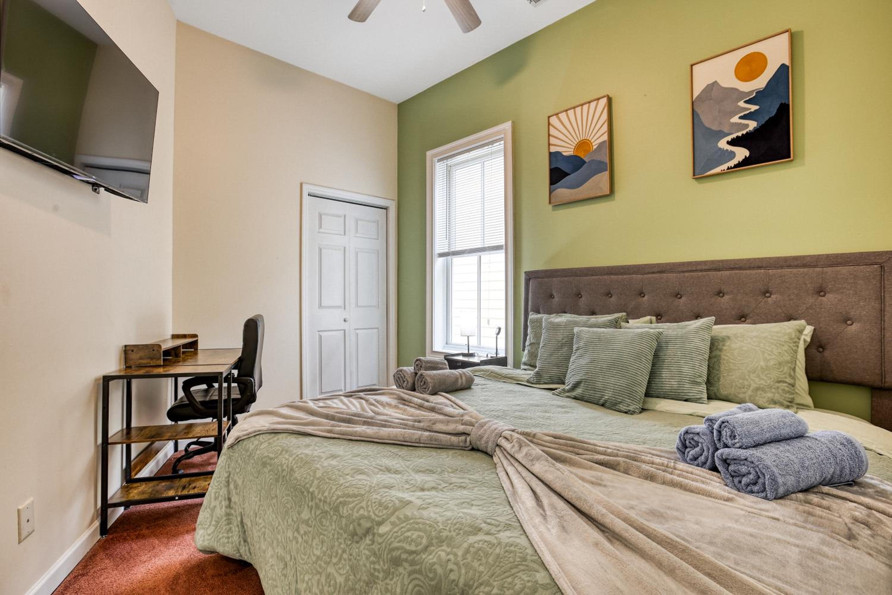 4 King Beds - Sleeps 14 - Projectors - Starland - Massage Chair - Games