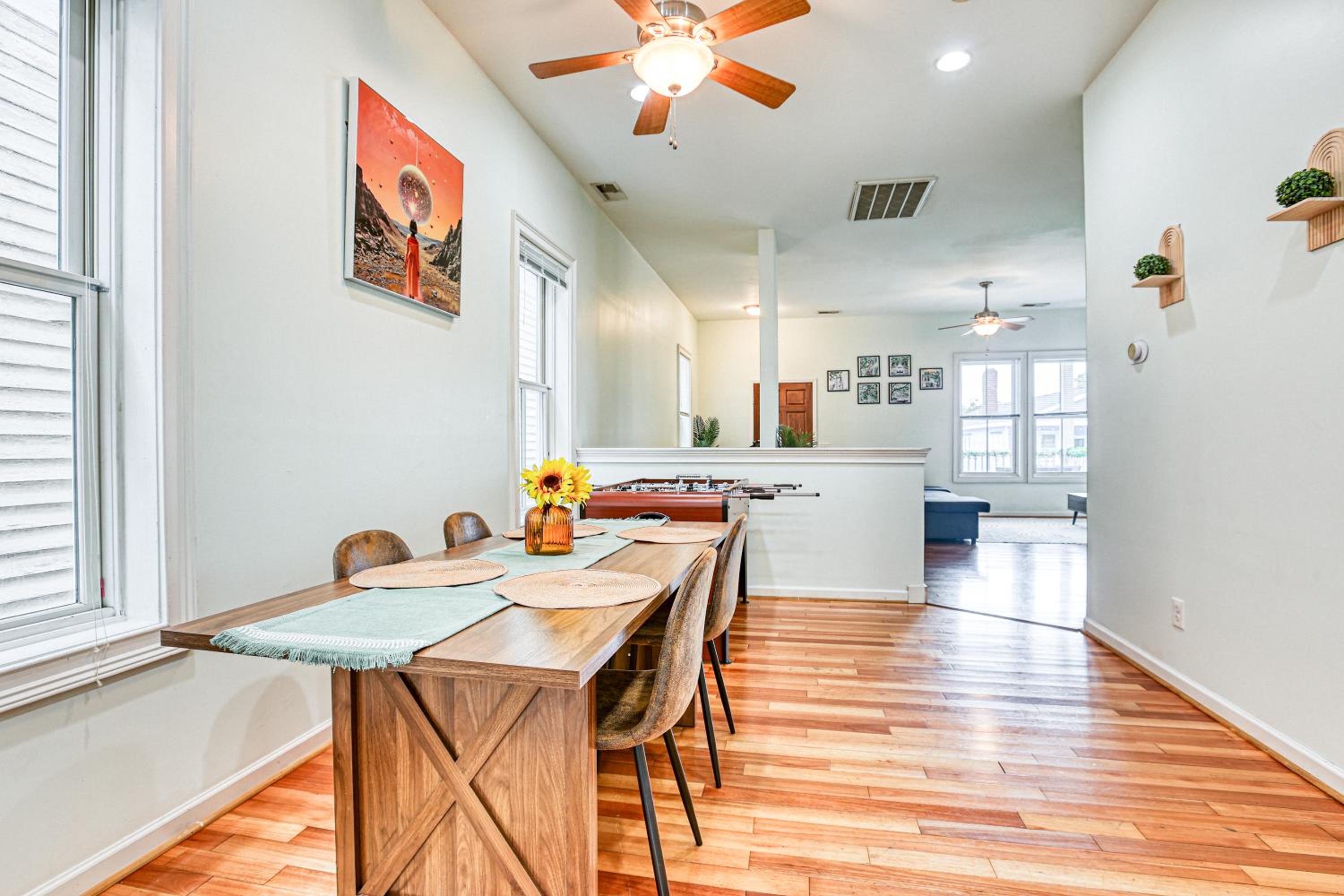 4 King Beds - Sleeps 14 - Projectors - Starland - Massage Chair - Games
