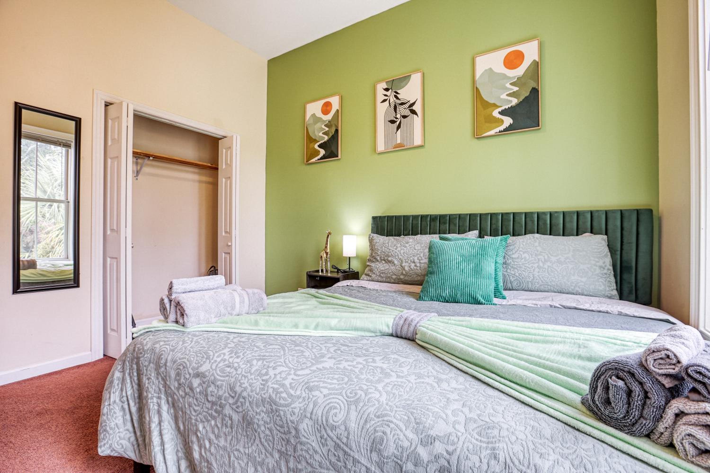 4 King Beds - Sleeps 14 - Projectors - Starland - Massage Chair - Games