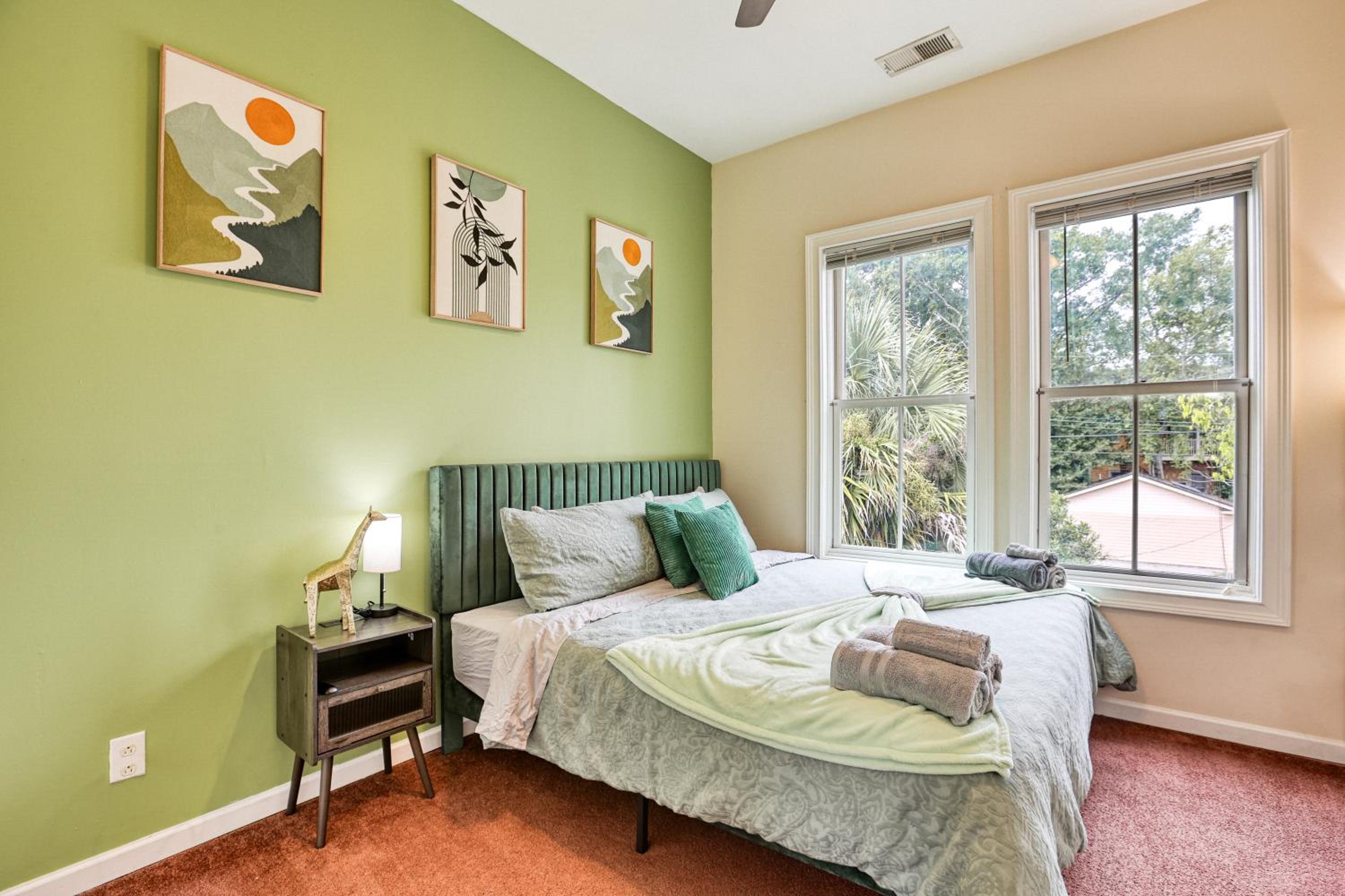 4 King Beds - Sleeps 14 - Projectors - Starland - Massage Chair - Games