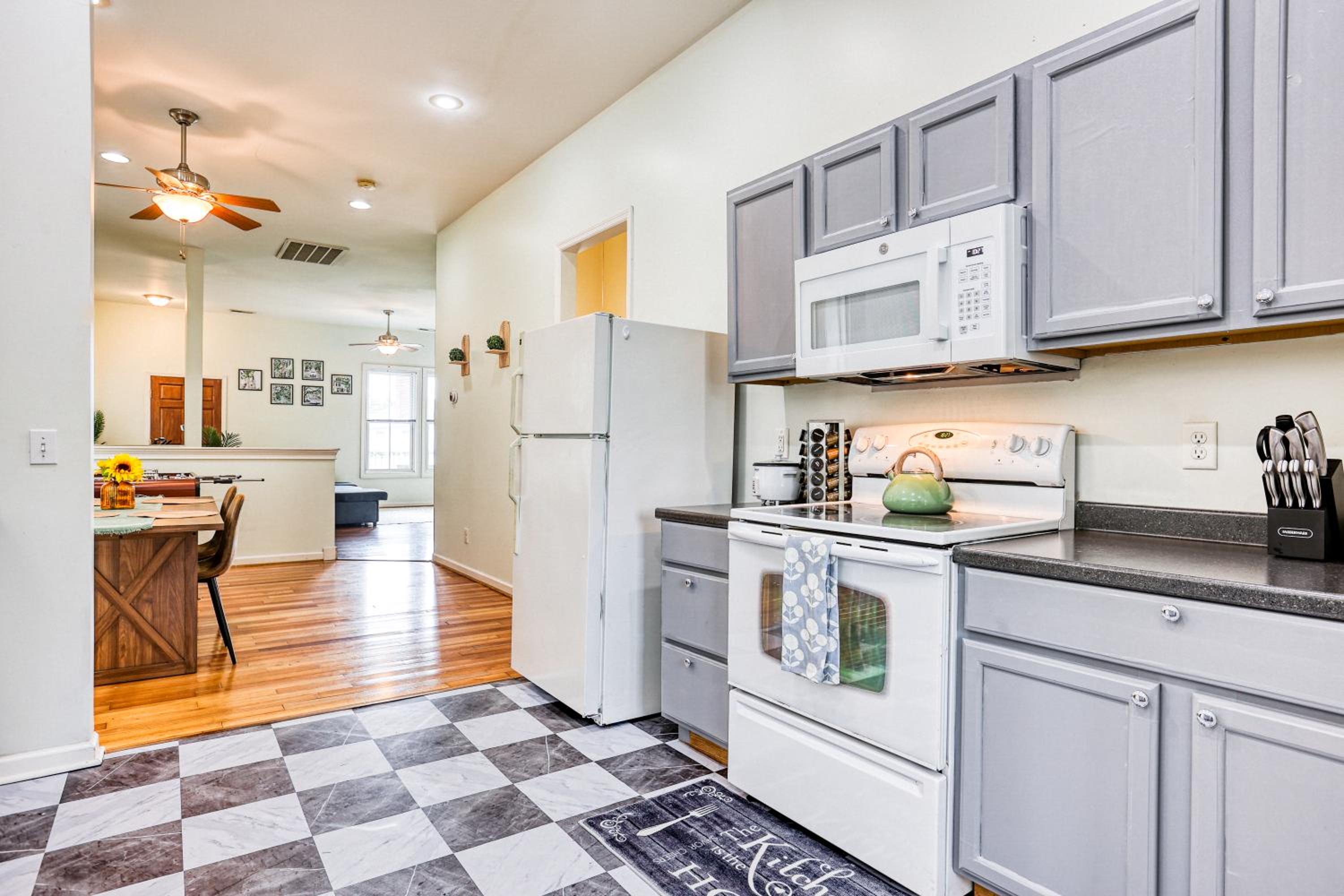 4 King Beds - Sleeps 14 - Projectors - Starland - Massage Chair - Games