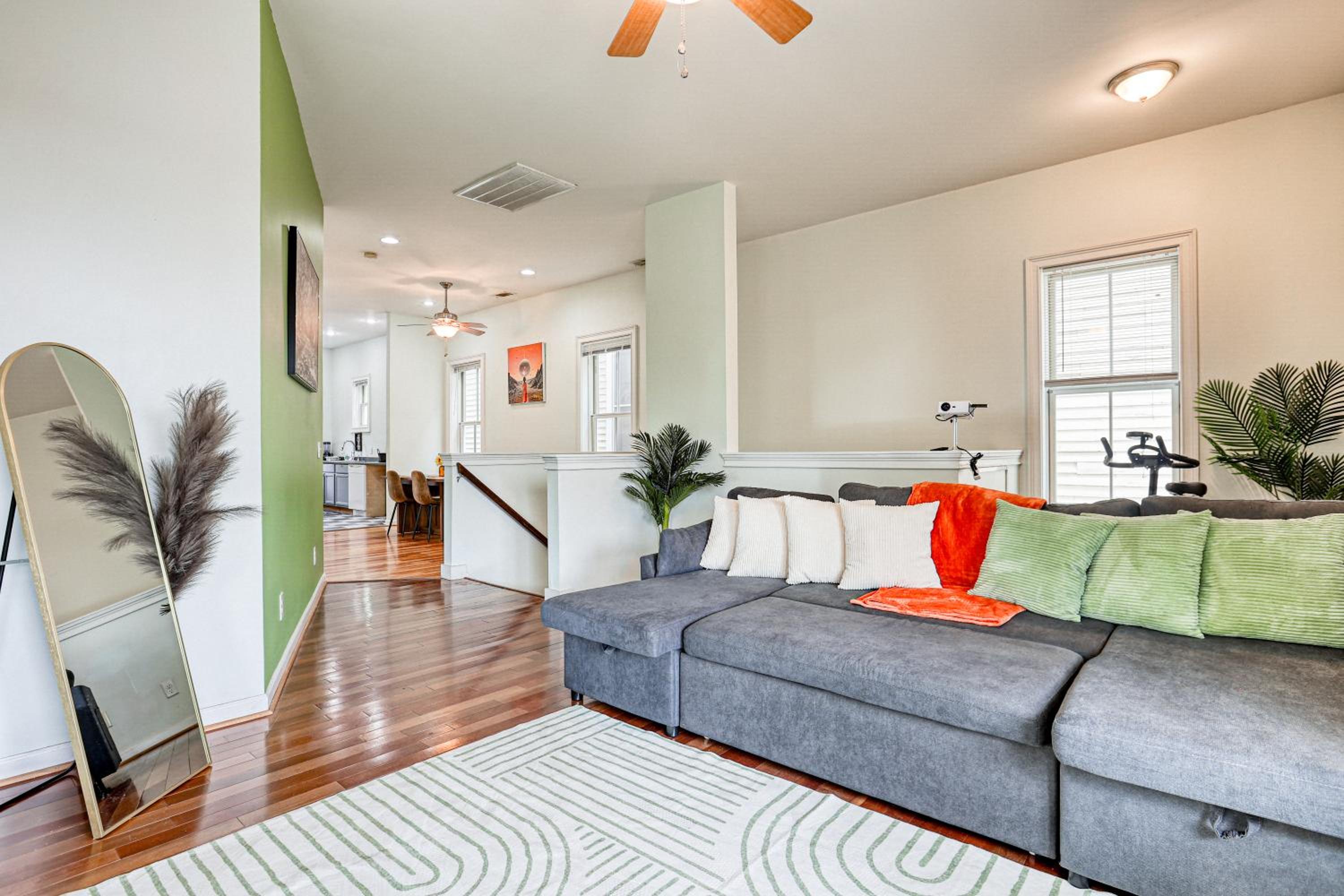 4 King Beds - Sleeps 14 - Projectors - Starland - Massage Chair - Games