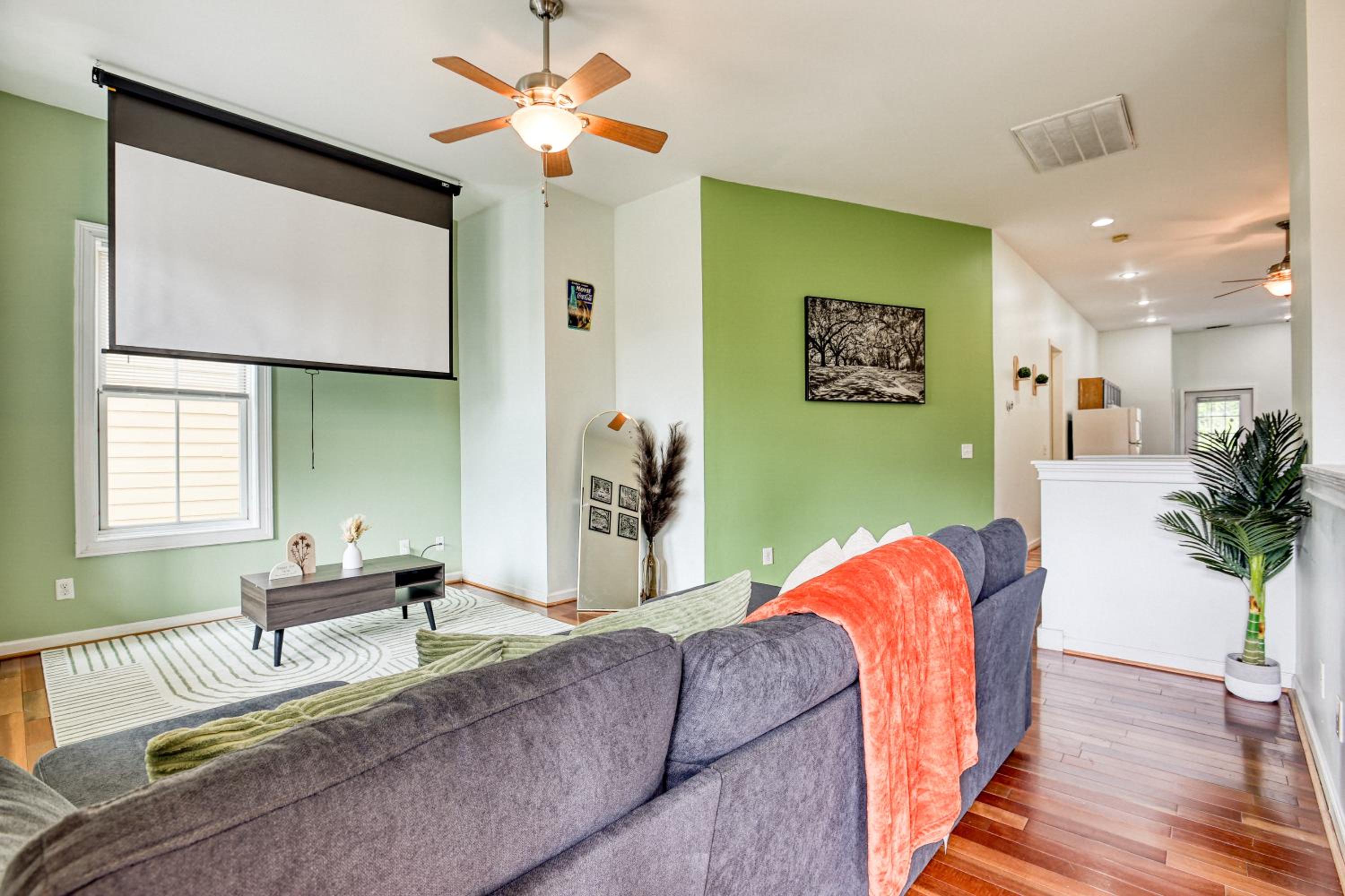 4 King Beds - Sleeps 14 - Projectors - Starland - Massage Chair - Games