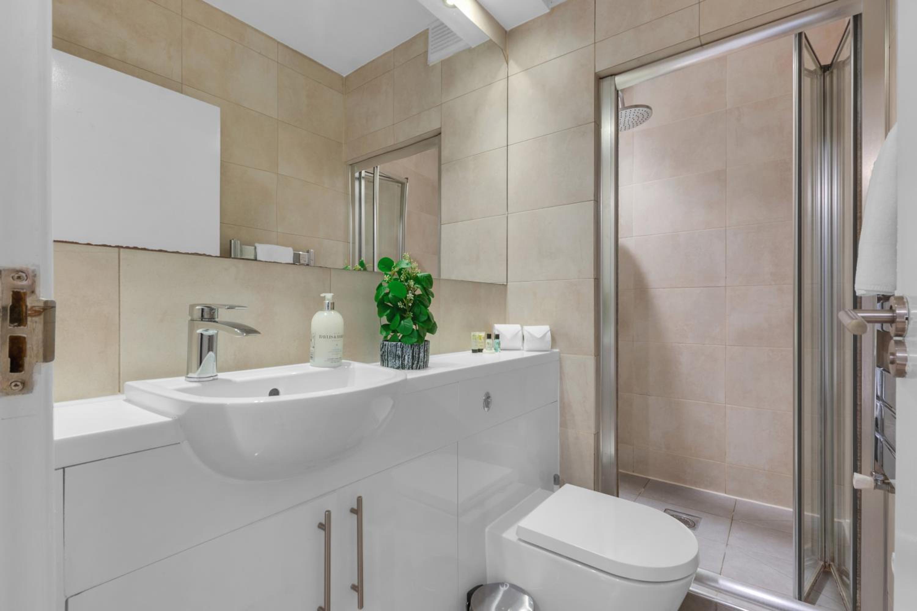 Stylish Lena Apartments Hammersmith by MySquare