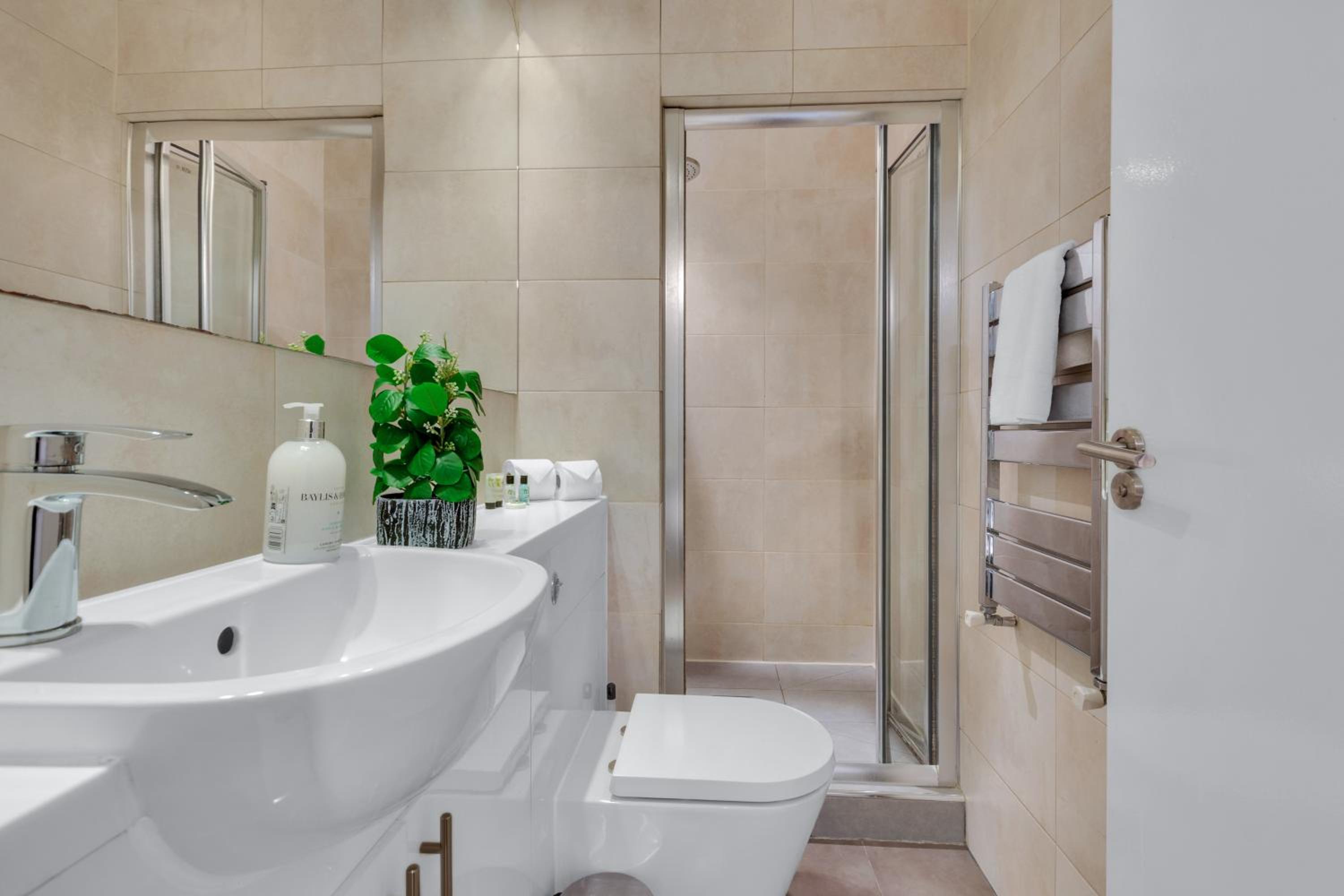 Stylish Lena Apartments Hammersmith by MySquare