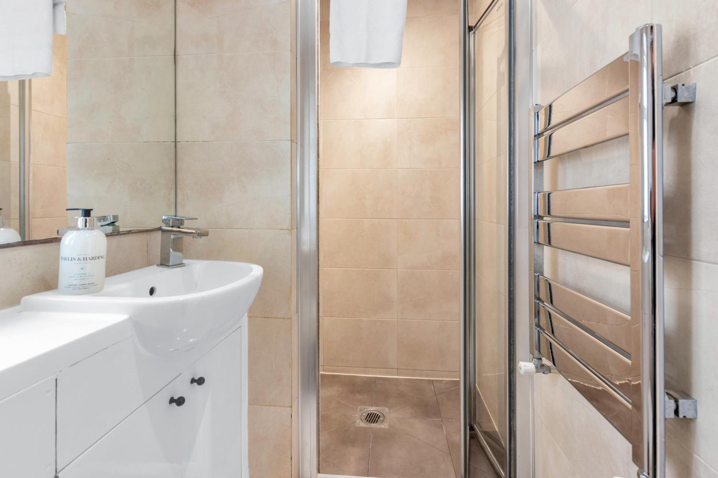 Stylish Lena Apartments Hammersmith by MySquare