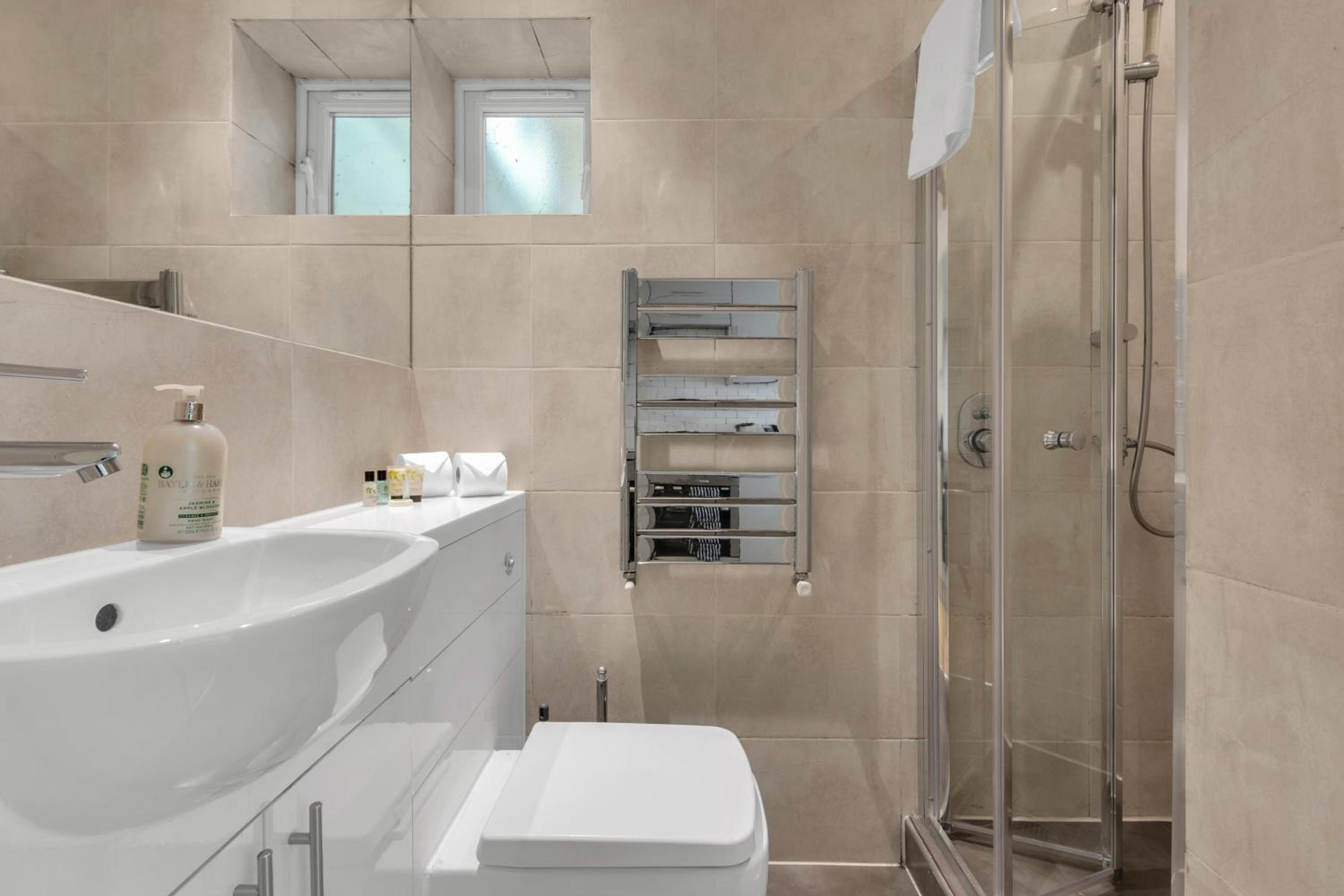 Stylish Lena Apartments Hammersmith by MySquare