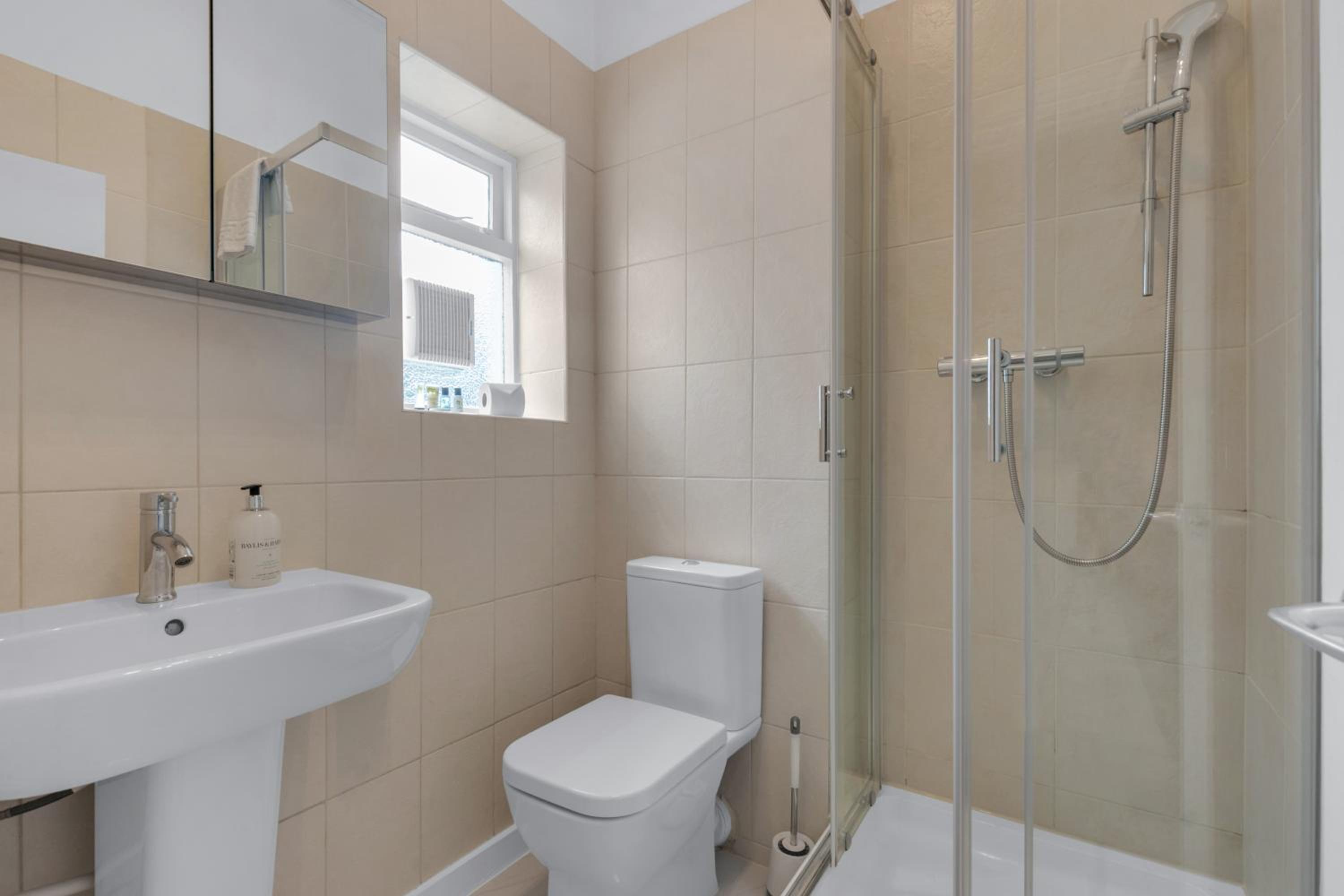 Stylish Lena Apartments Hammersmith by MySquare