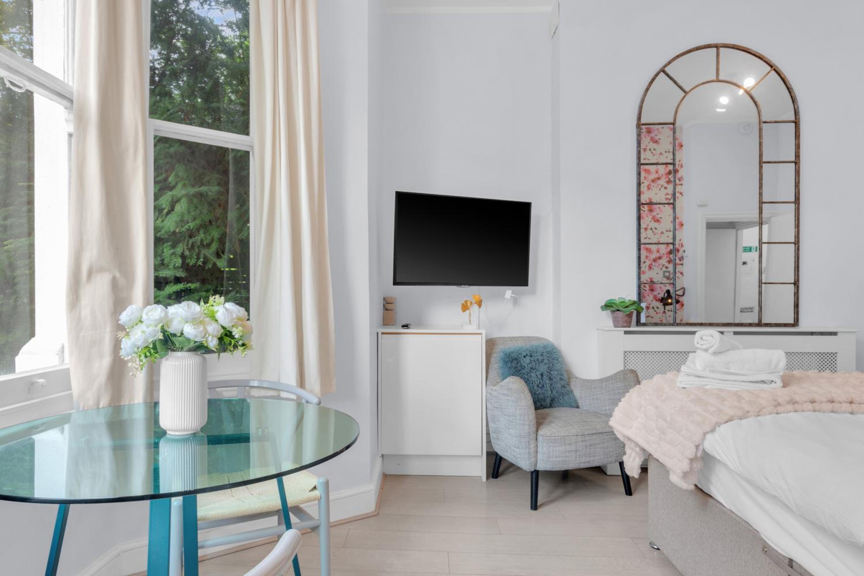 Stylish Lena Apartments Hammersmith by MySquare