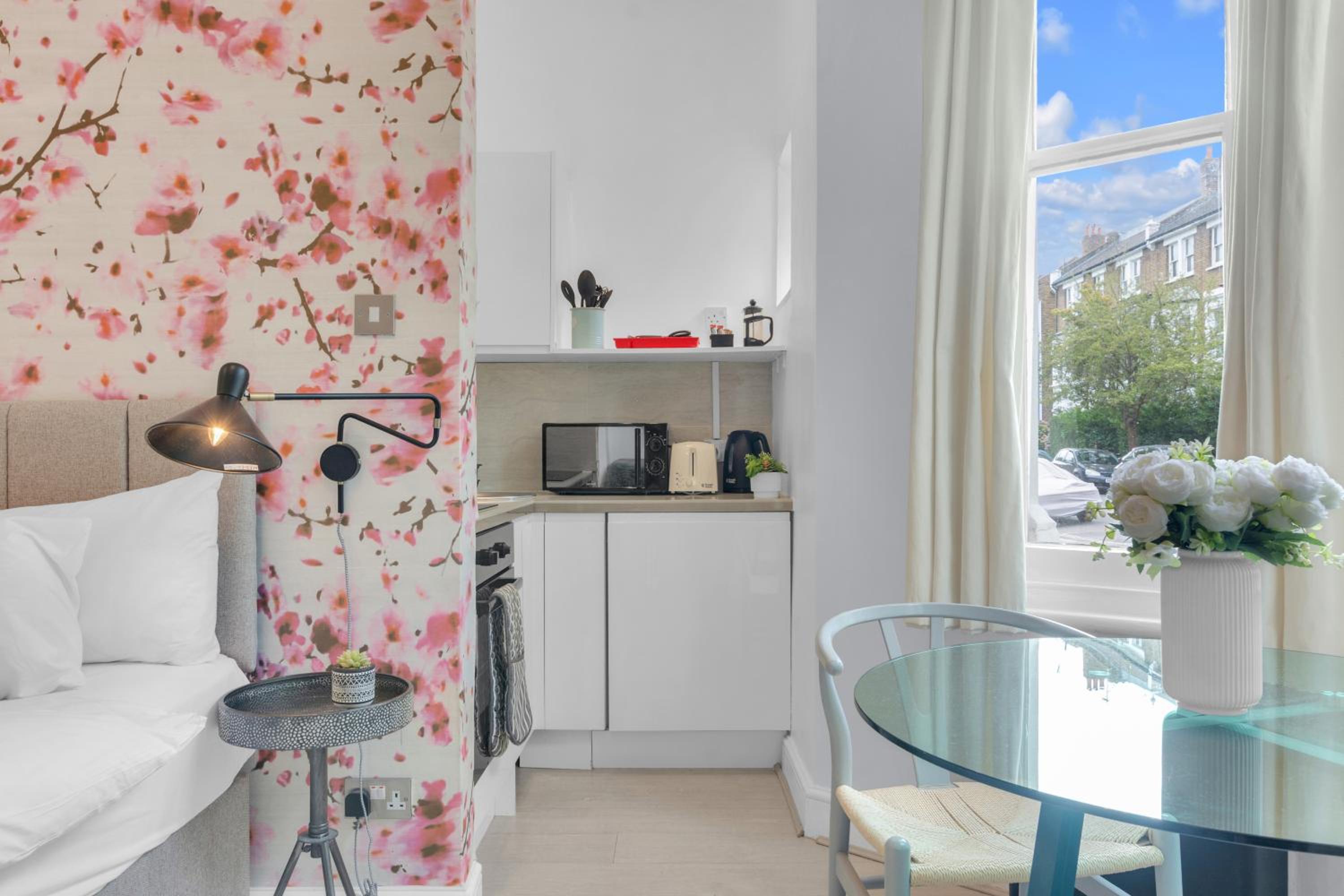 Stylish Lena Apartments Hammersmith by MySquare