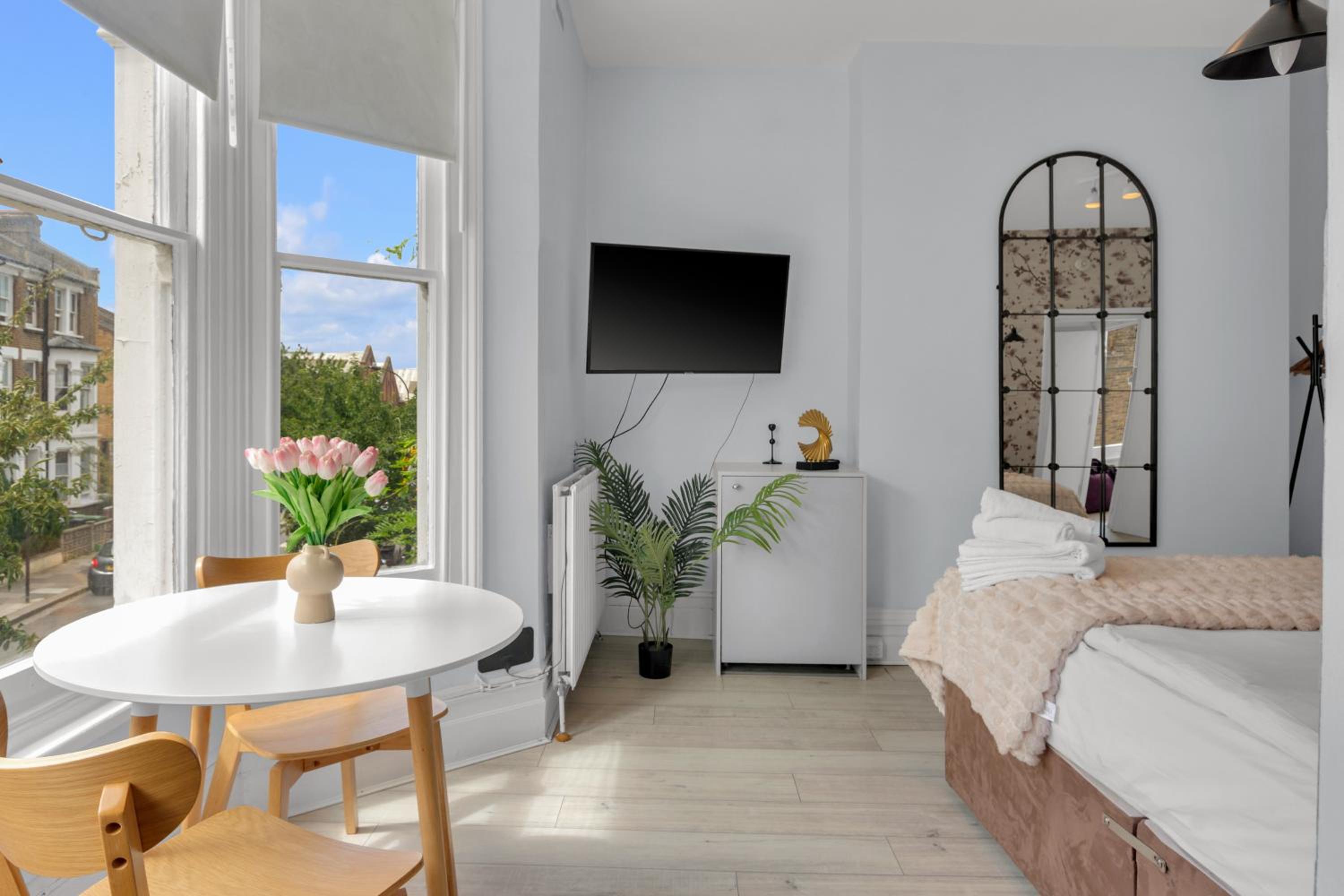 Stylish Lena Apartments Hammersmith by MySquare