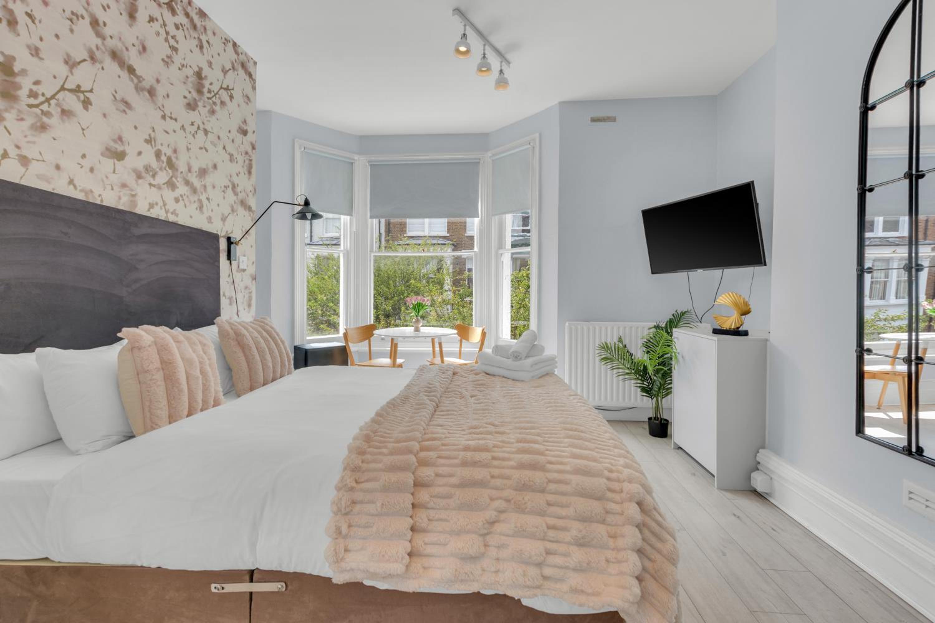 Stylish Lena Apartments Hammersmith by MySquare