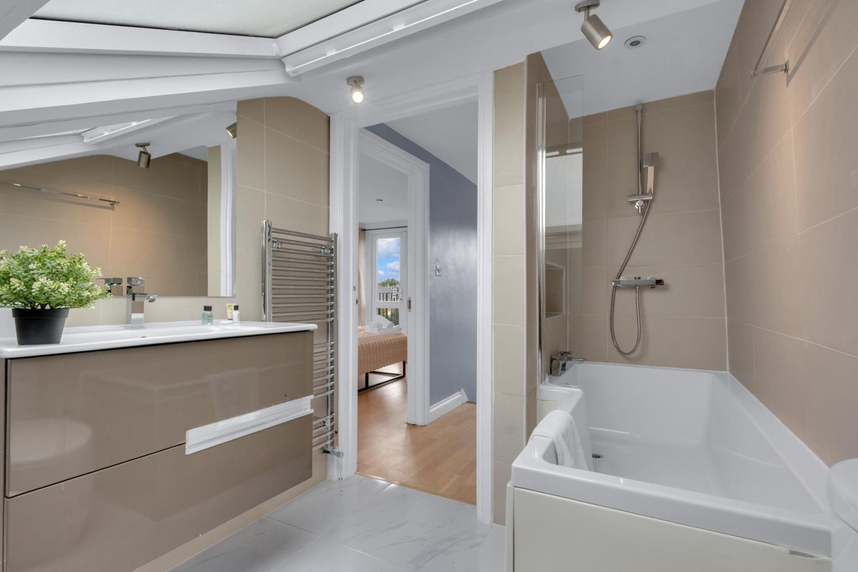 Stylish Lena Apartments Hammersmith by MySquare