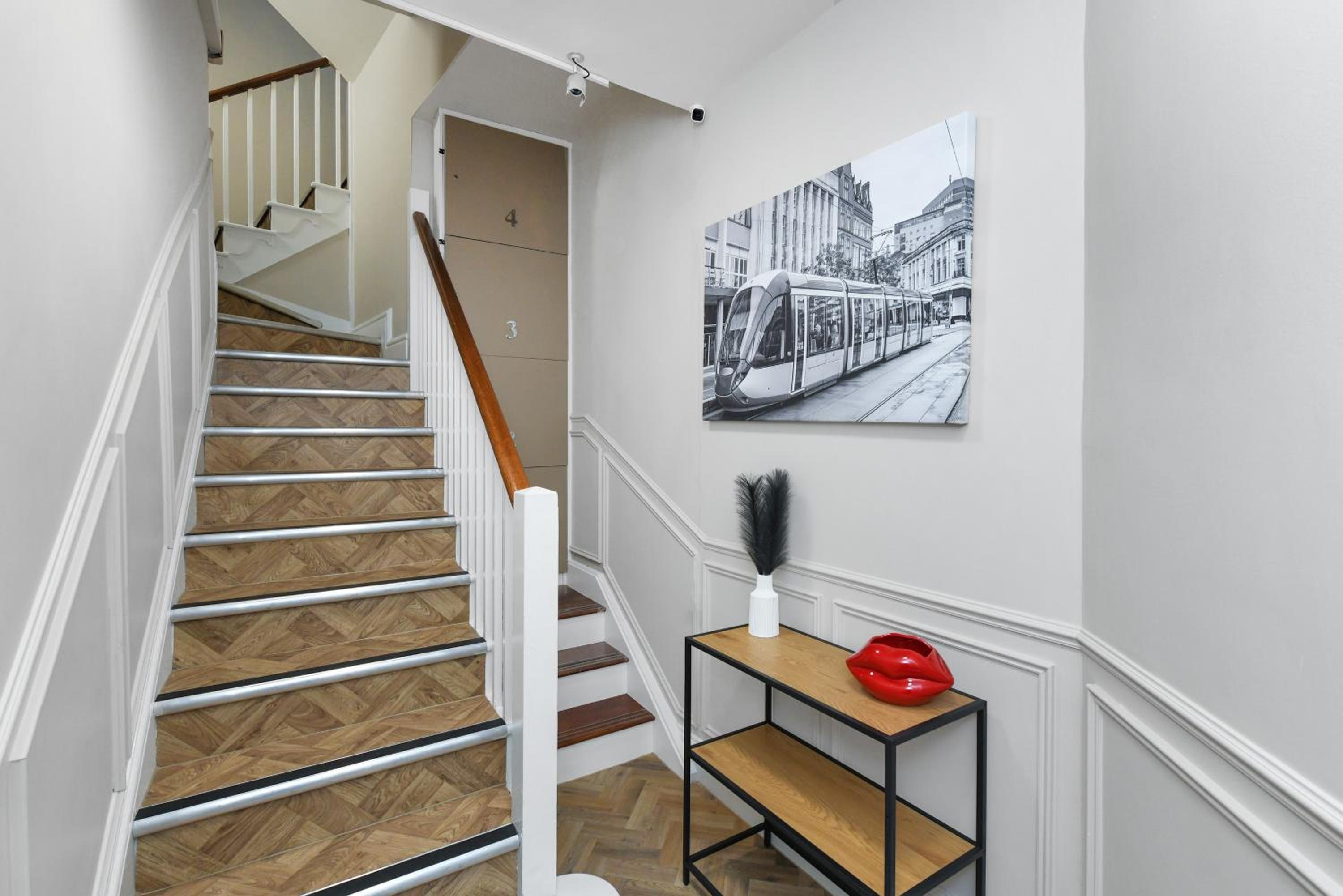 1 Bed Apt Next to Market Square & Transport Links