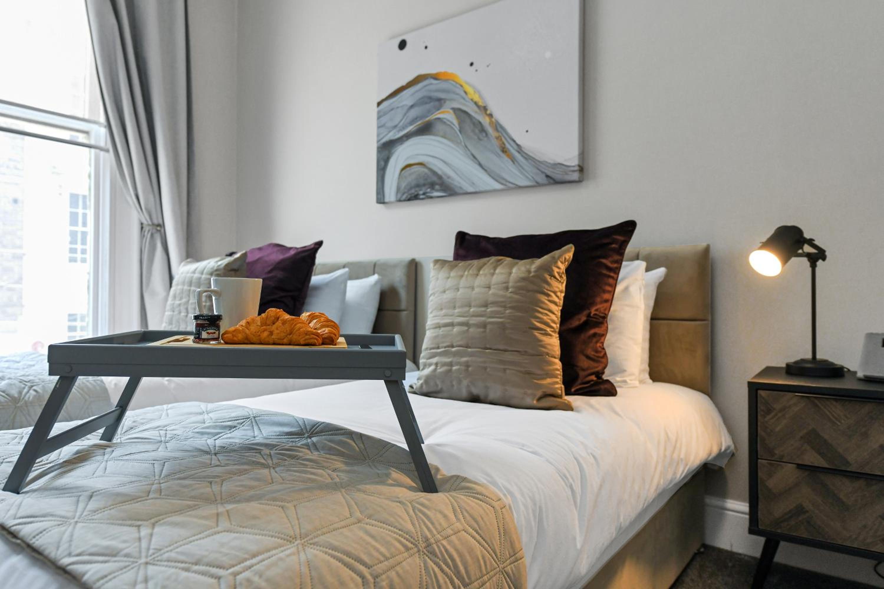 1 Bed Apt Next to Market Square & Transport Links