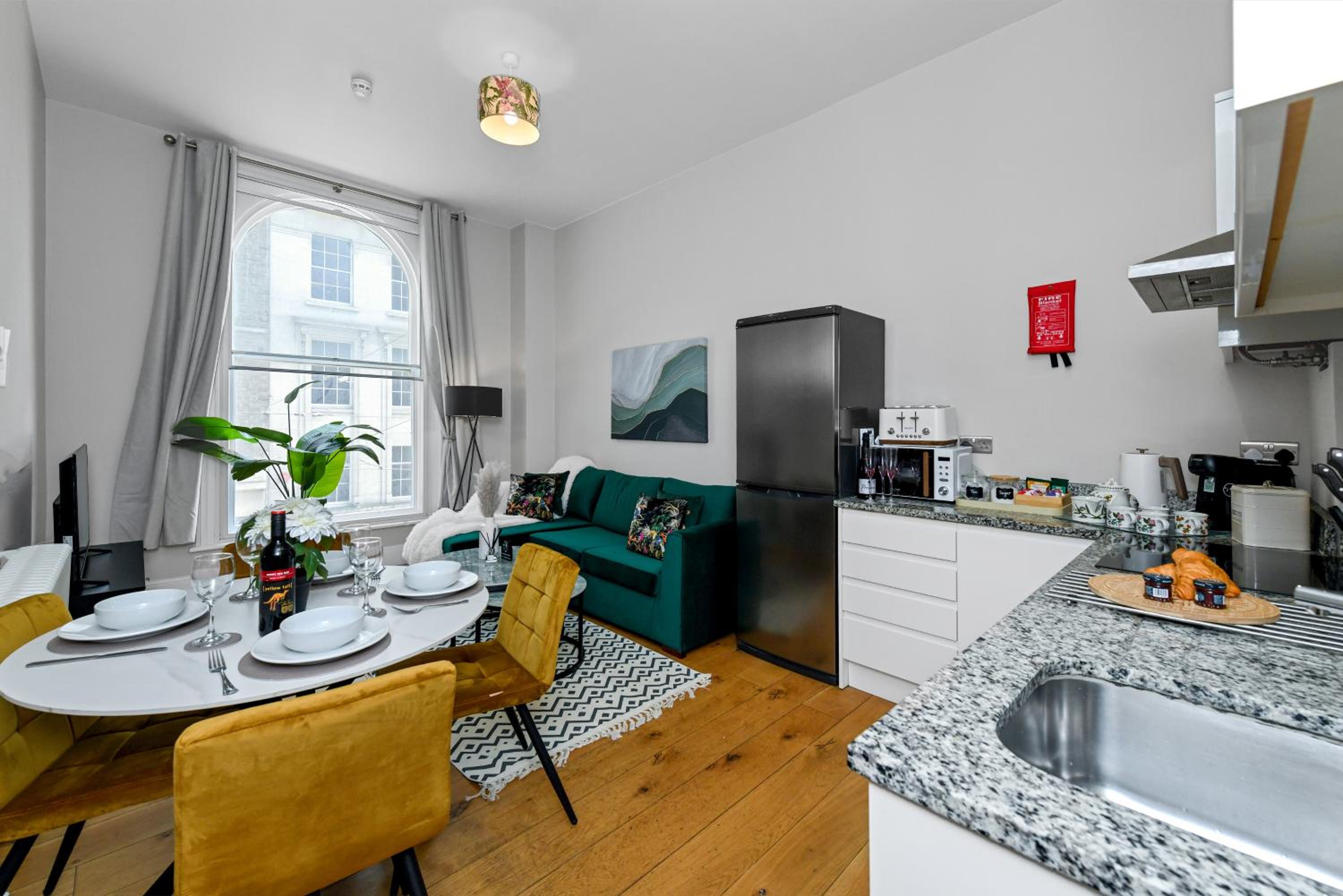 1 Bed Apt Next to Market Square & Transport Links