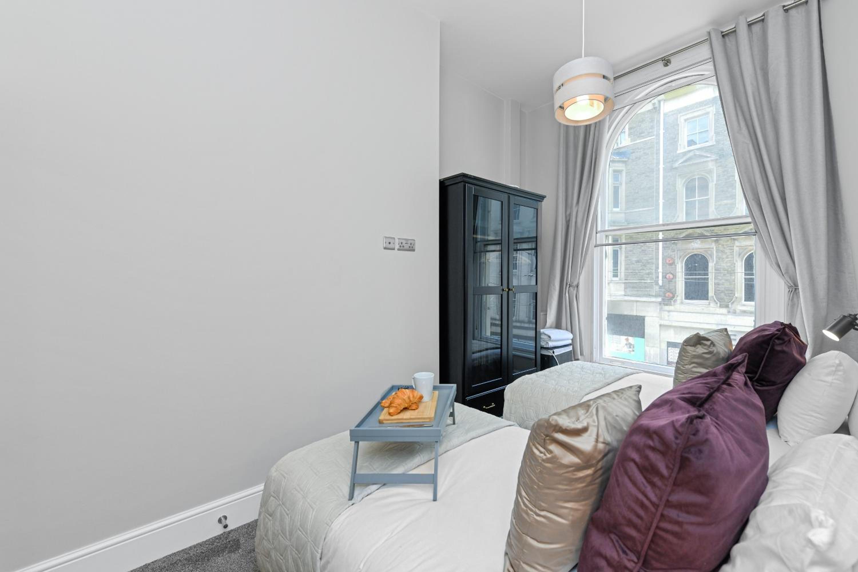 1 Bed Apt Next to Market Square & Transport Links
