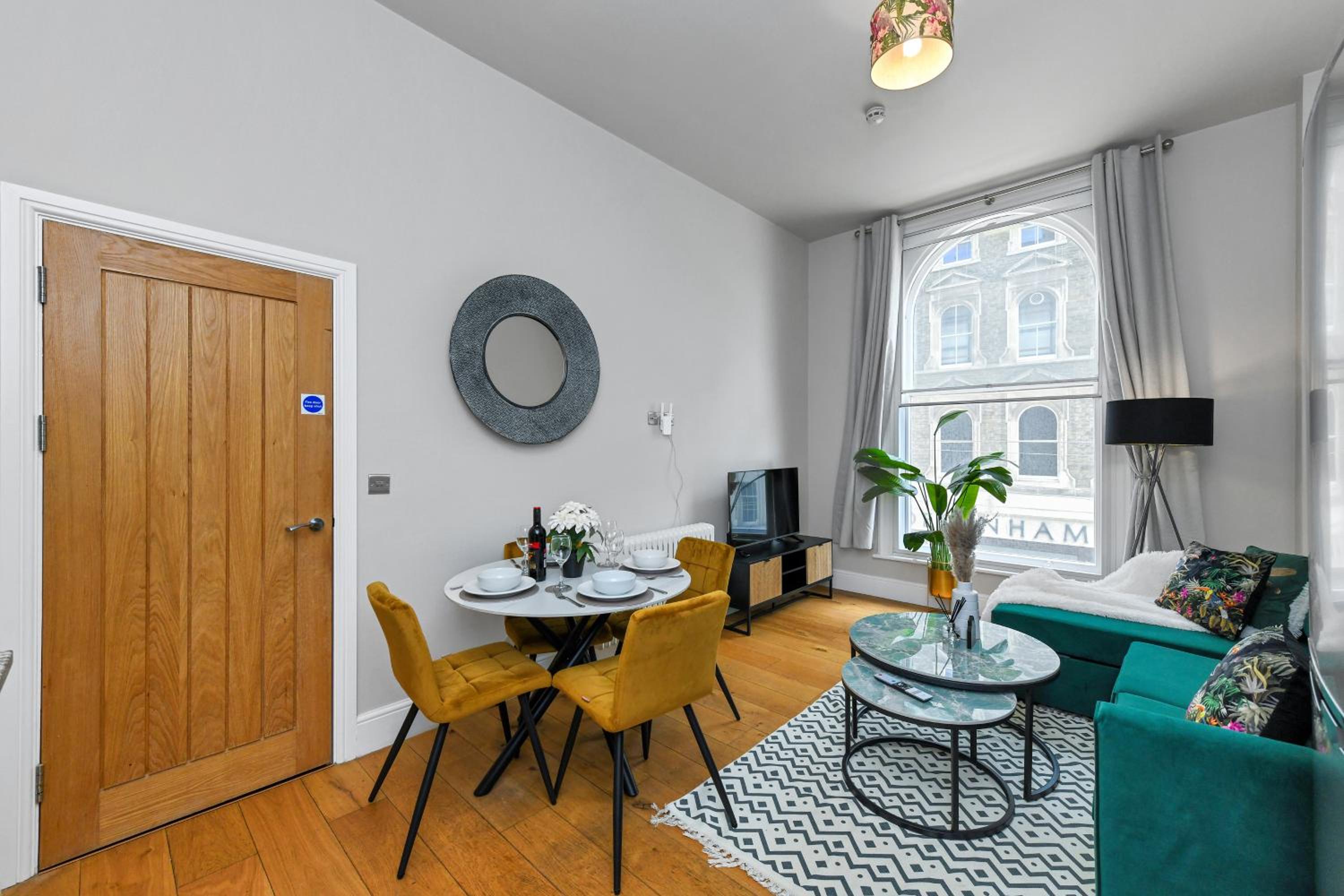 1 Bed Apt Next to Market Square & Transport Links