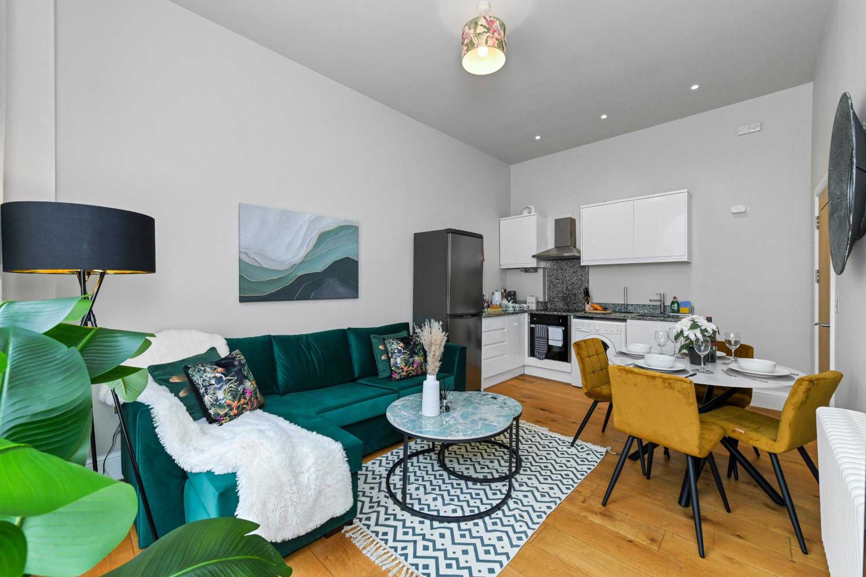 1 Bed Apt Next to Market Square & Transport Links