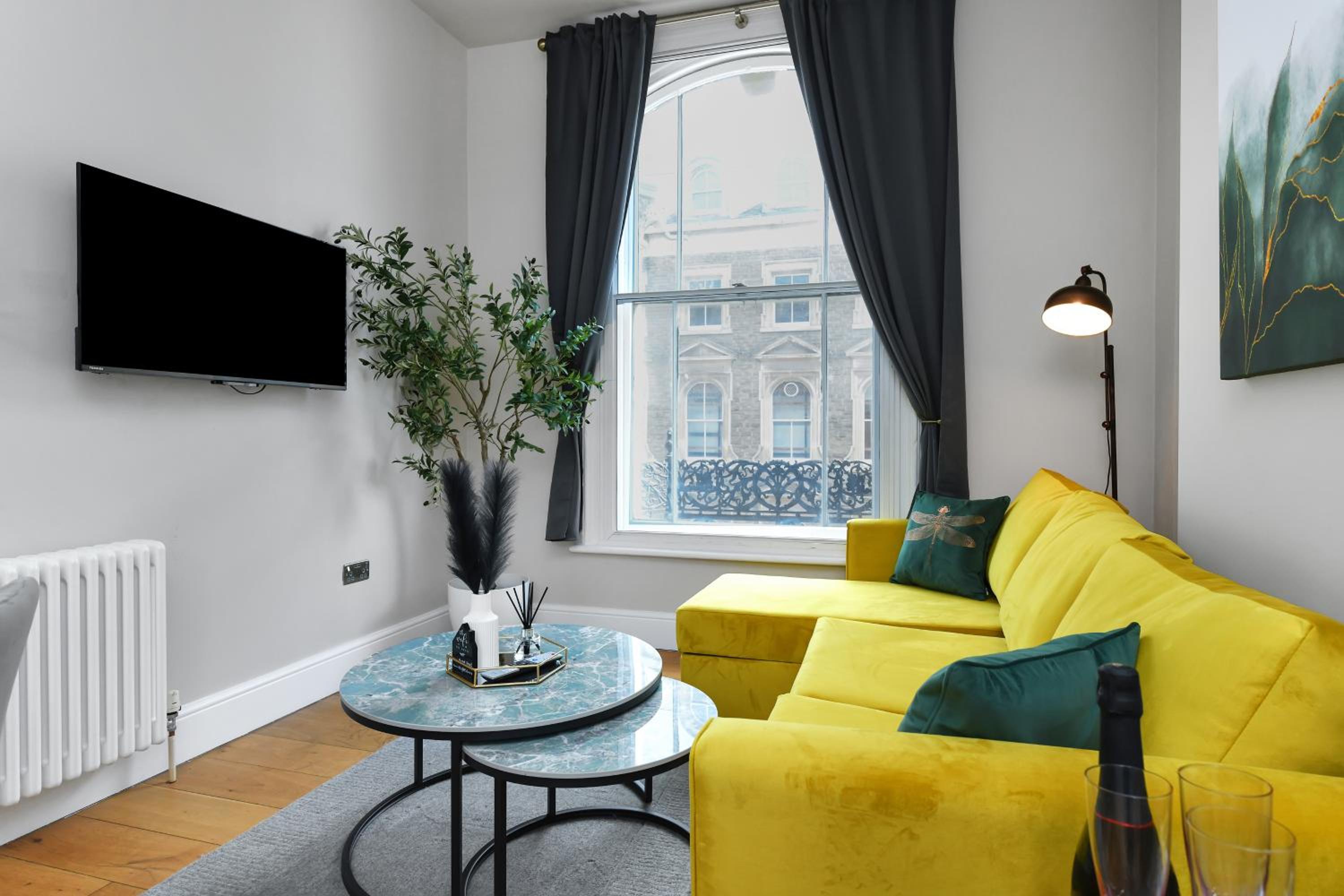 Central 1-Bed with Free Wi-Fi Near Market Square
