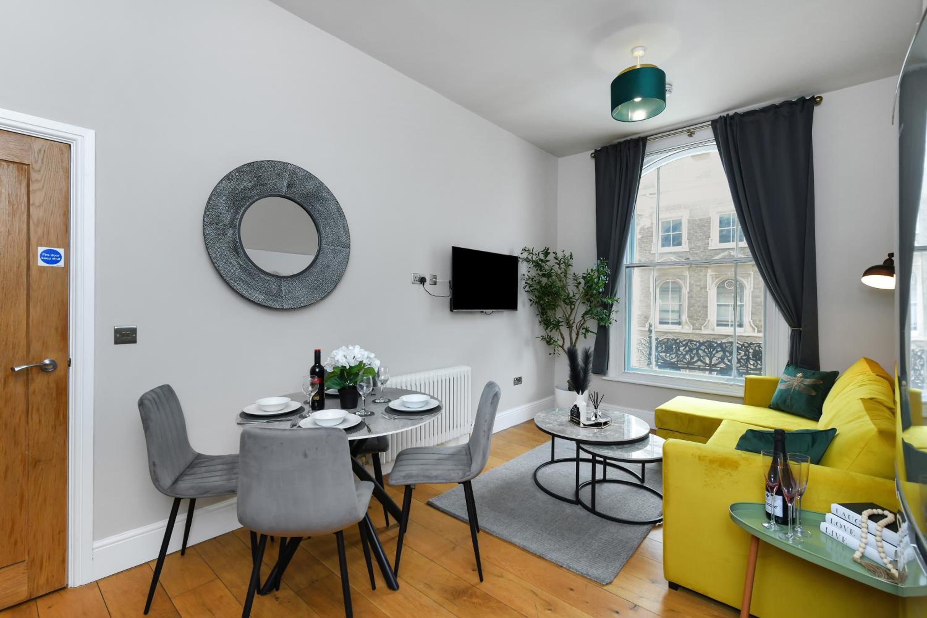 Central 1-Bed with Free Wi-Fi Near Market Square
