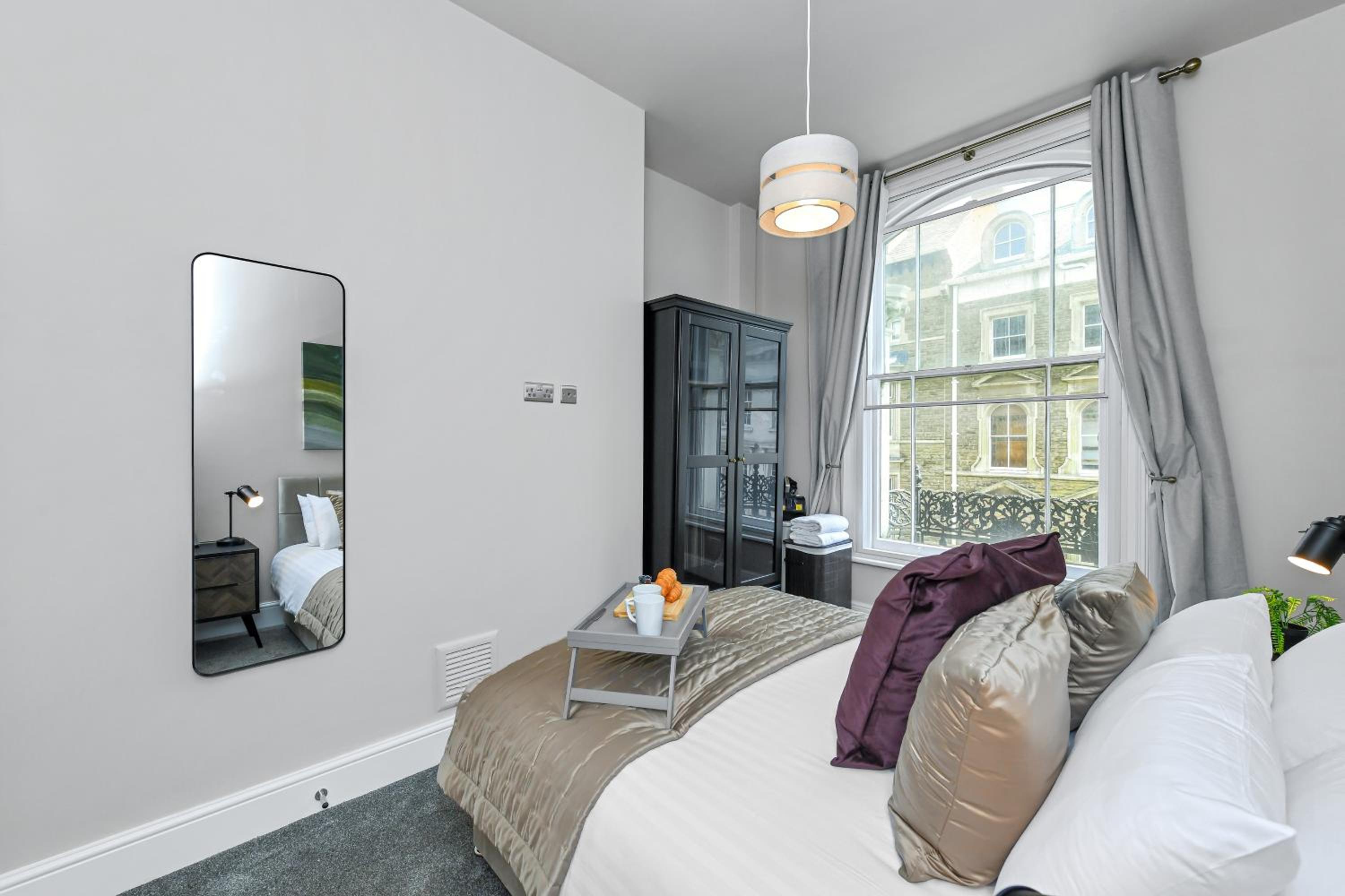 Central 1-Bed with Free Wi-Fi Near Market Square