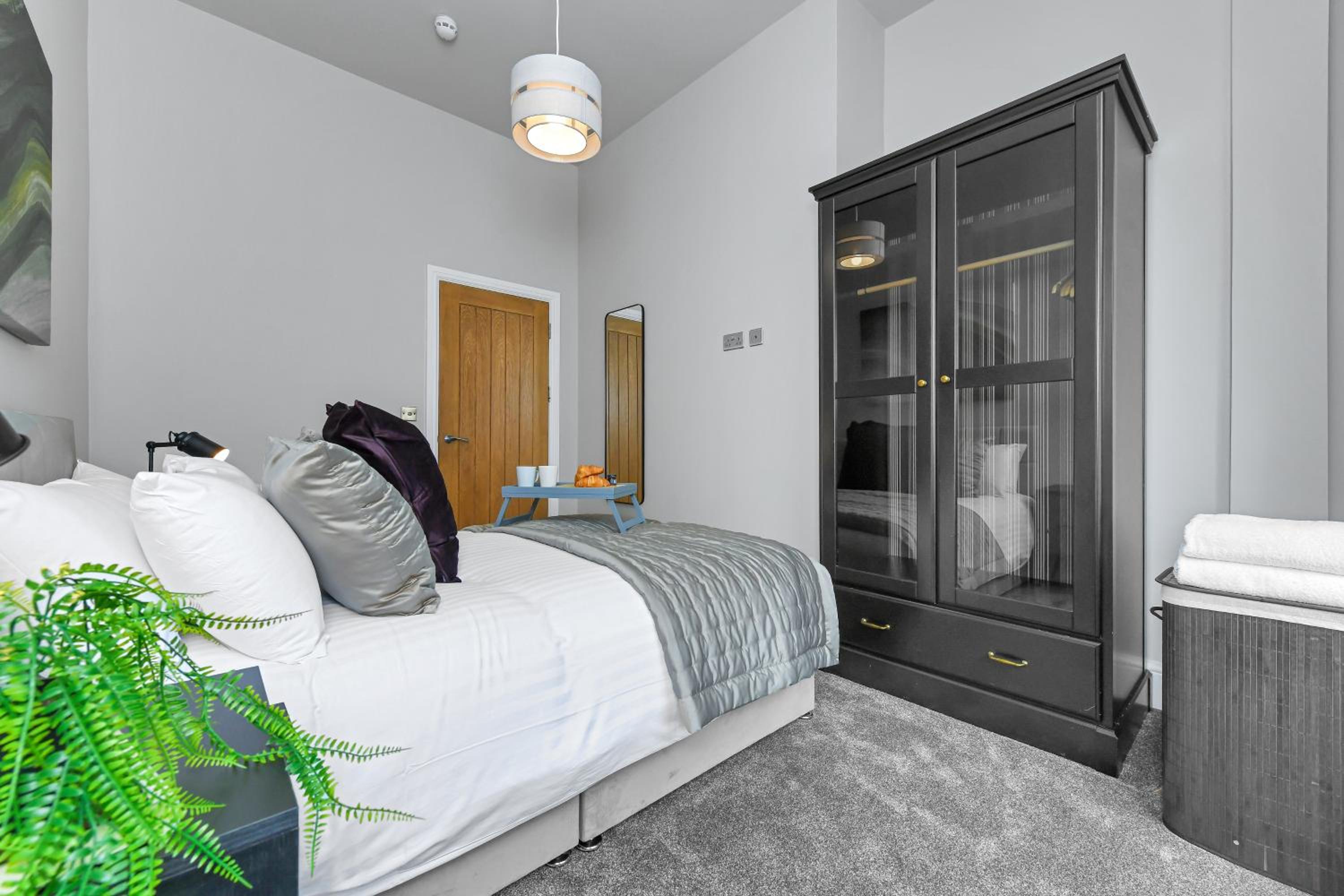 Central 1-Bed with Free Wi-Fi Near Market Square