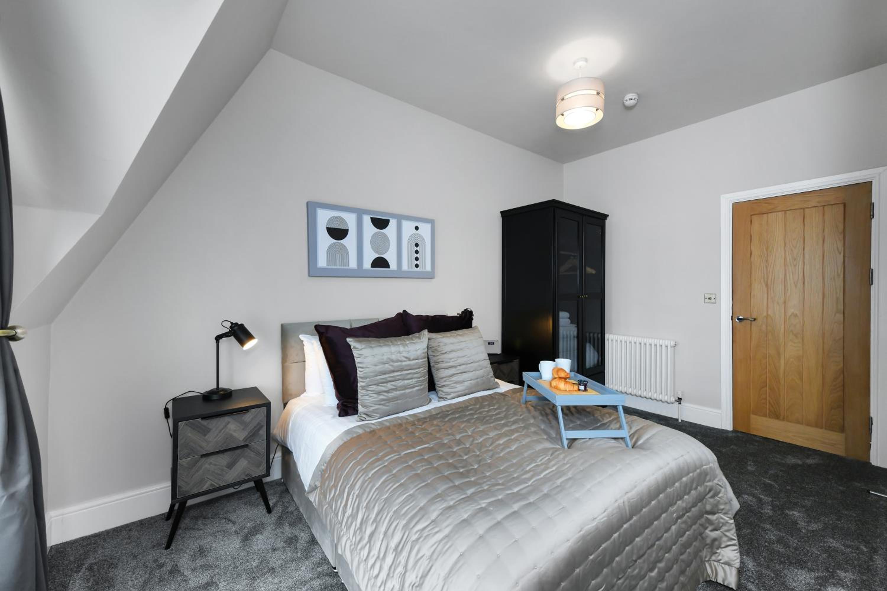 1-Bedroom City Centre Flat - Steps from Market Square