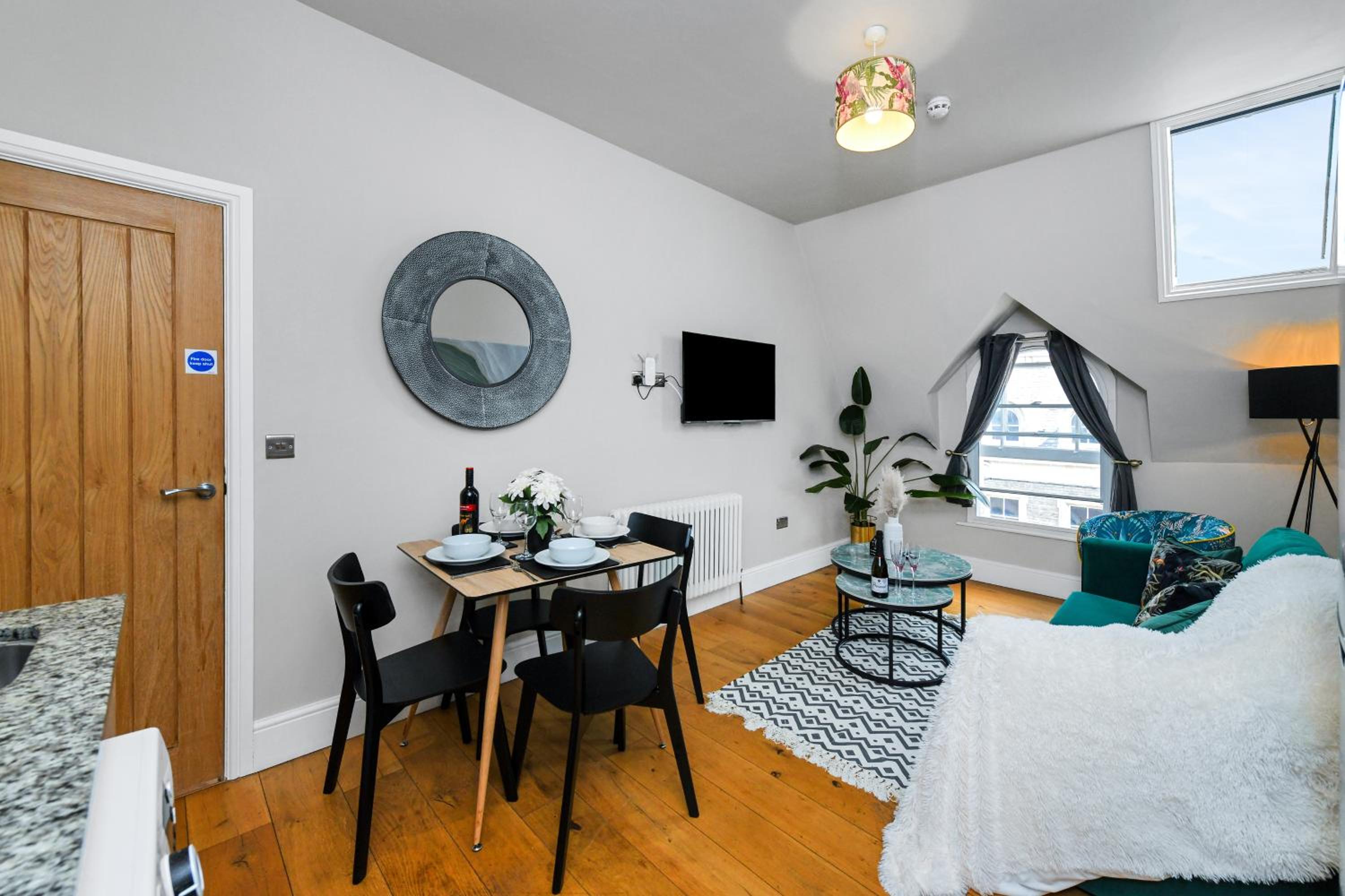 1-Bedroom City Centre Flat - Steps from Market Square