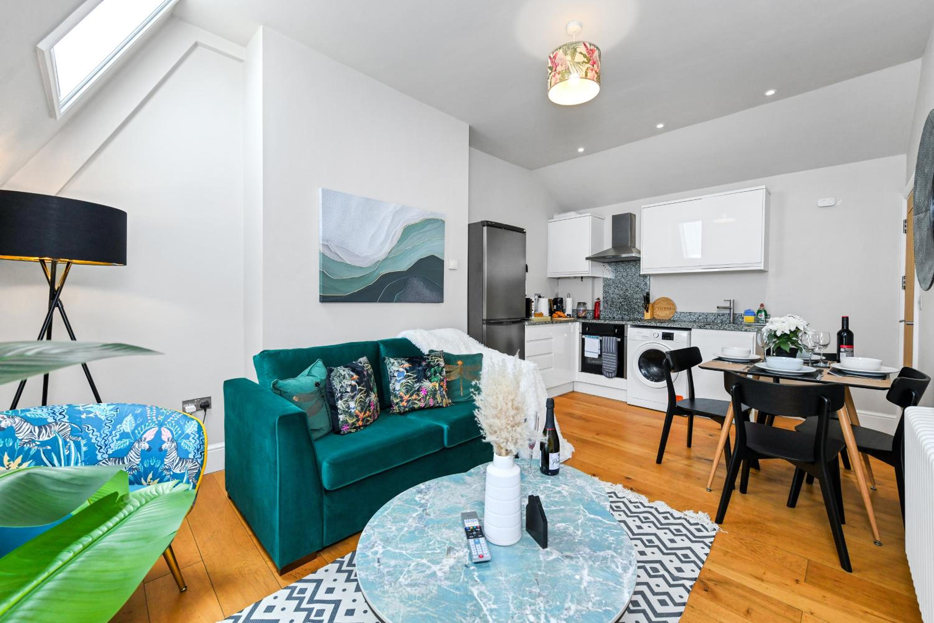 1-Bedroom City Centre Flat - Steps from Market Square