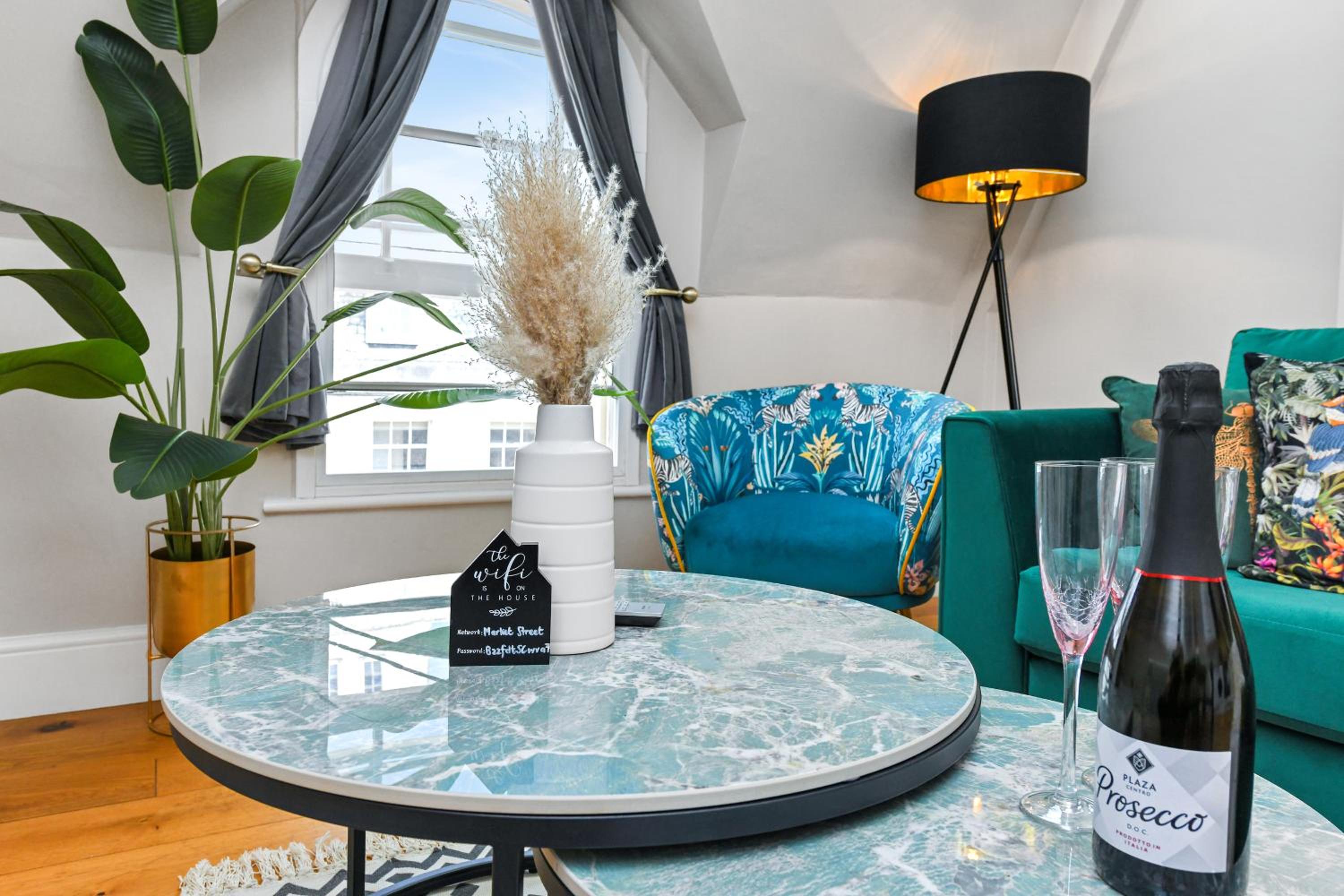1-Bedroom City Centre Flat - Steps from Market Square
