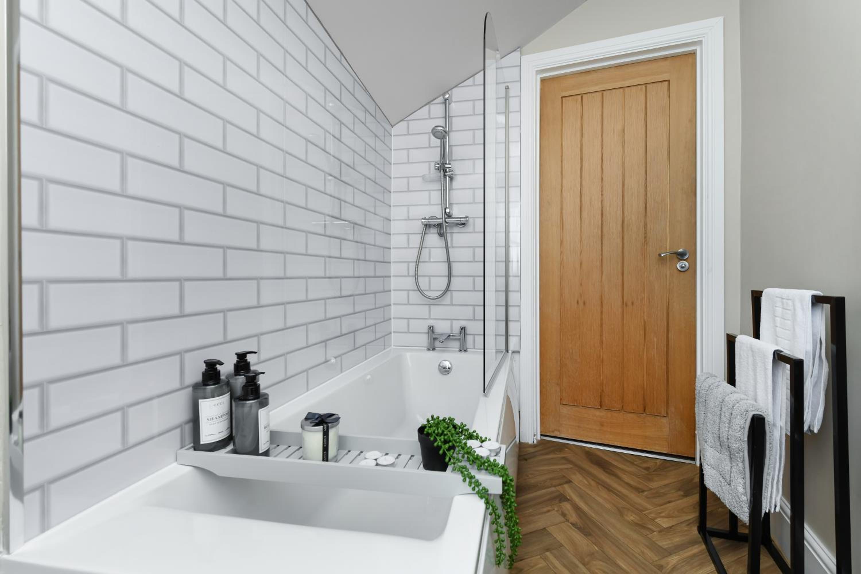 1-Bedroom City Centre Flat - Steps from Market Square