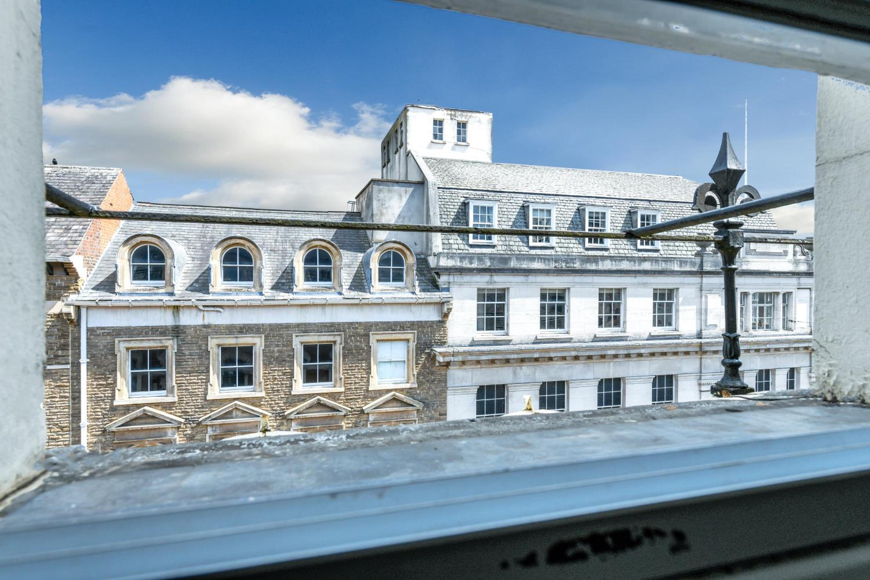 1-Bedroom City Centre Flat - Steps from Market Square