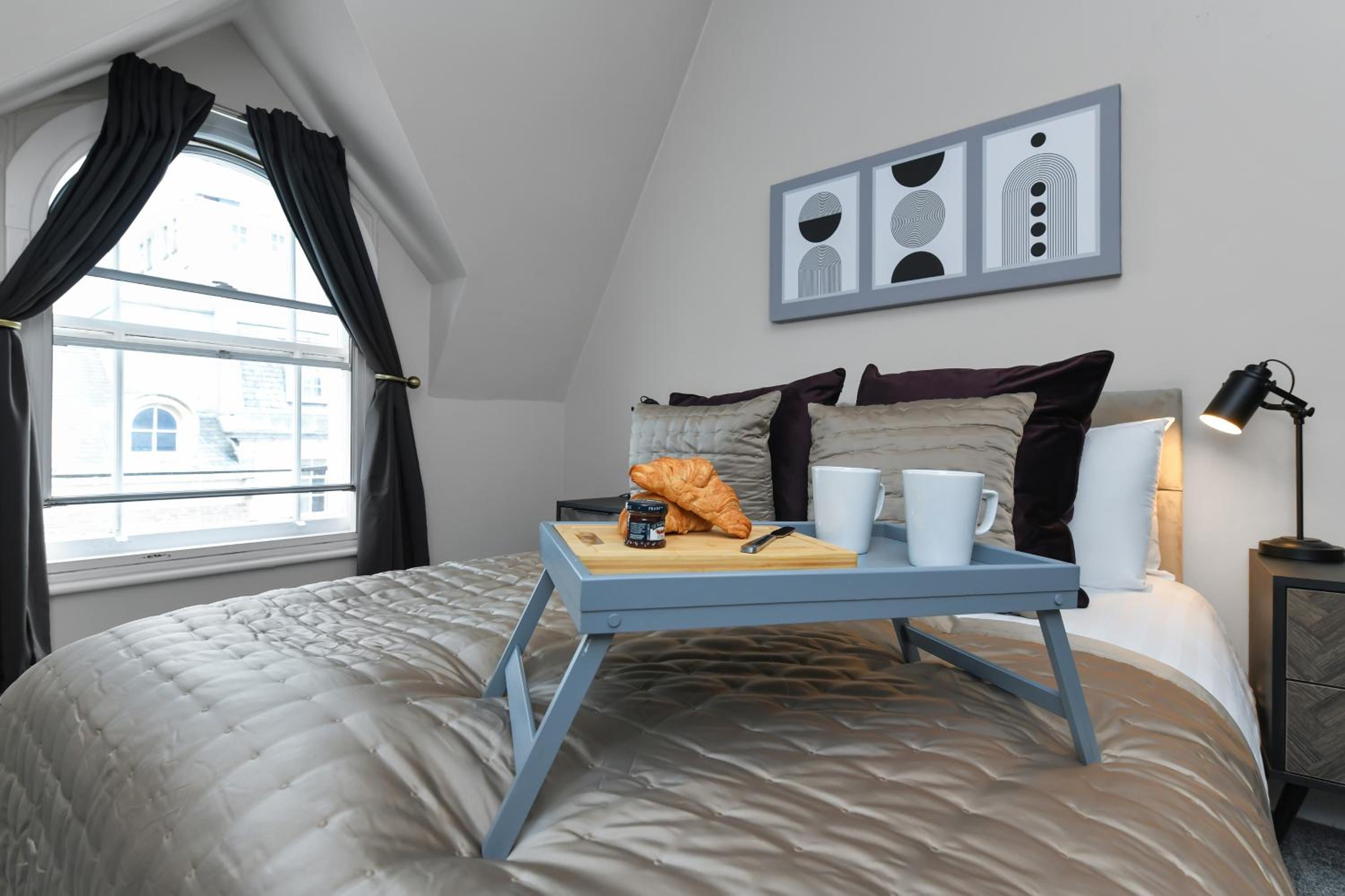 1-Bedroom City Centre Flat - Steps from Market Square