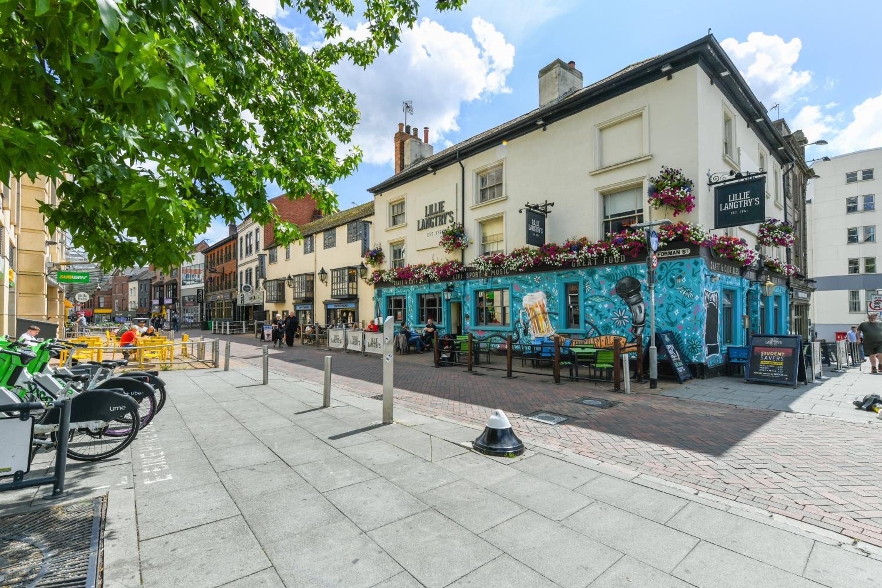 1-Bedroom City Centre Flat - Steps from Market Square