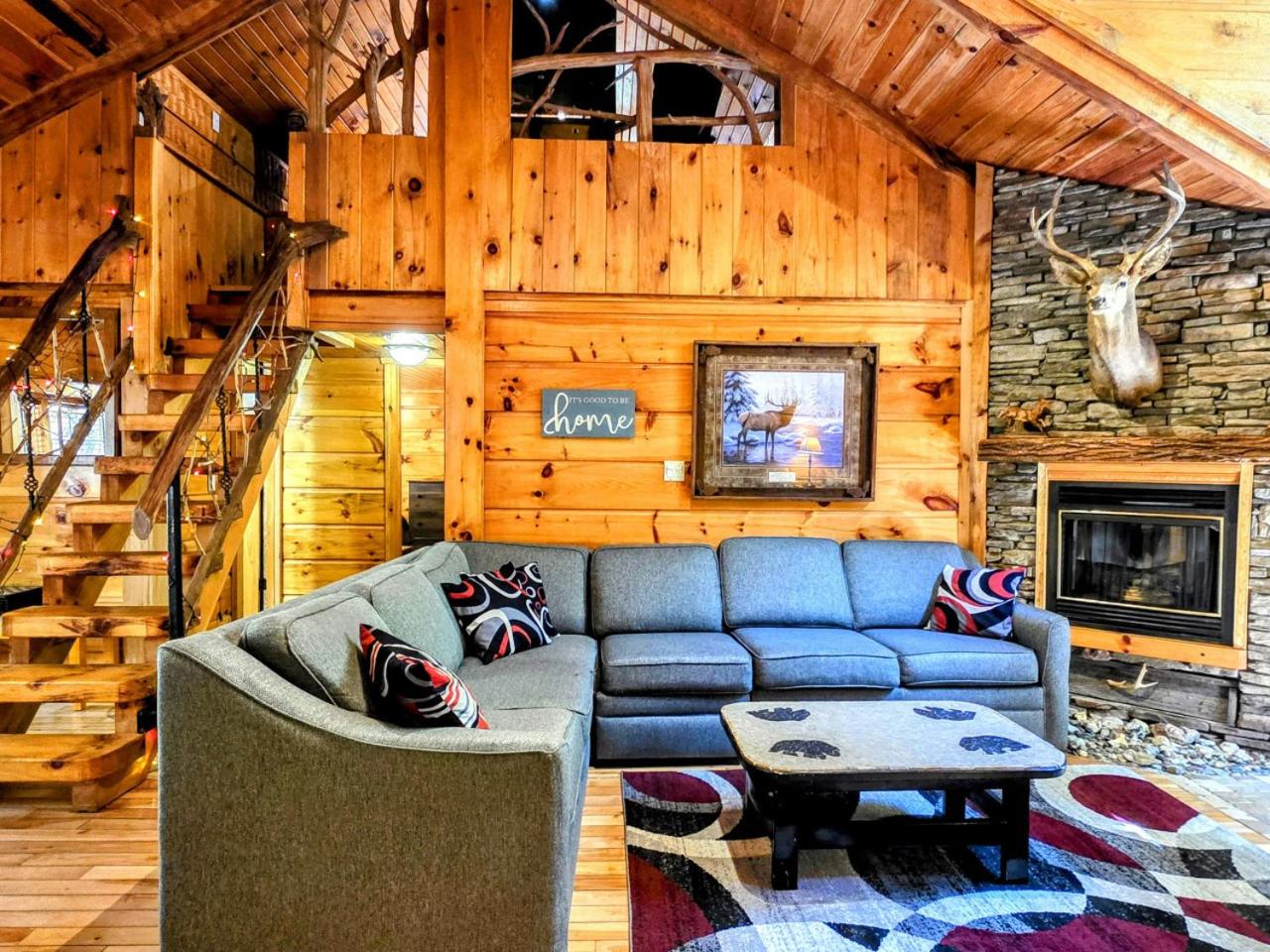 The Skinners Cabin Hot Tub Fireplace Grill
