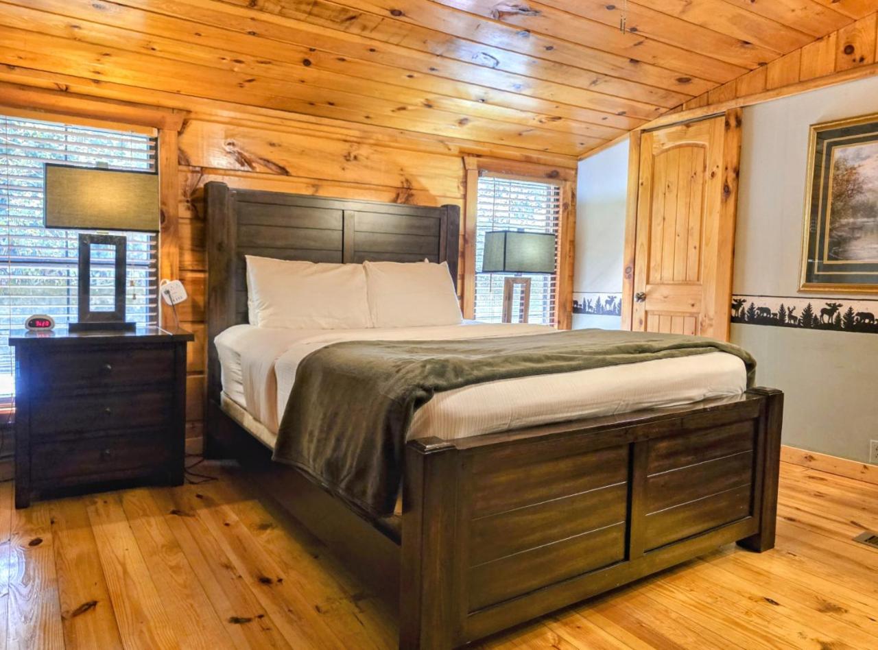 The Skinners Cabin Hot Tub Fireplace Grill