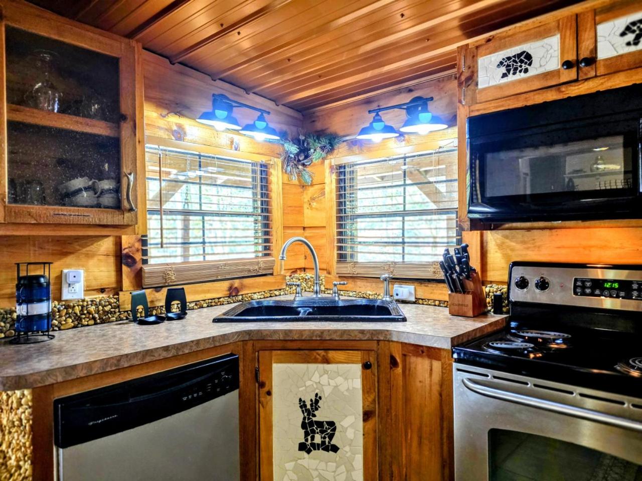 The Skinners Cabin Hot Tub Fireplace Grill