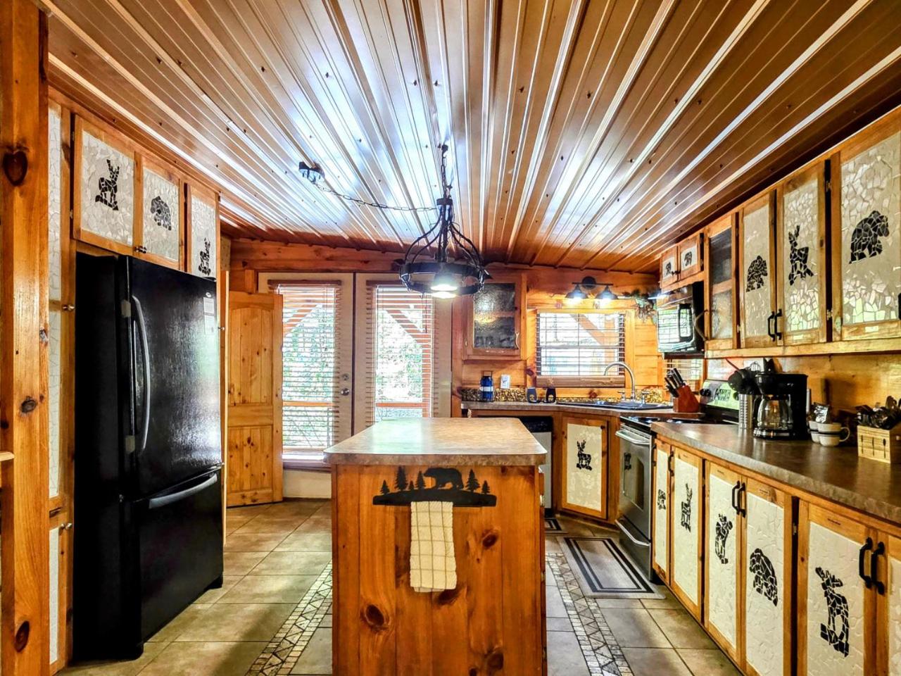 The Skinners Cabin Hot Tub Fireplace Grill