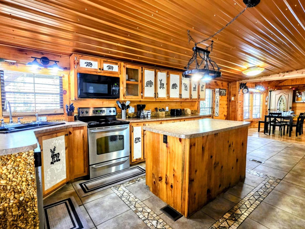 The Skinners Cabin Hot Tub Fireplace Grill