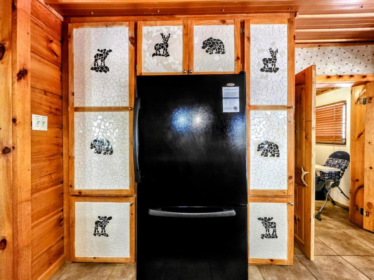 The Skinners Cabin Hot Tub Fireplace Grill