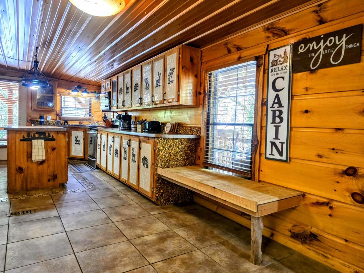 The Skinners Cabin Hot Tub Fireplace Grill