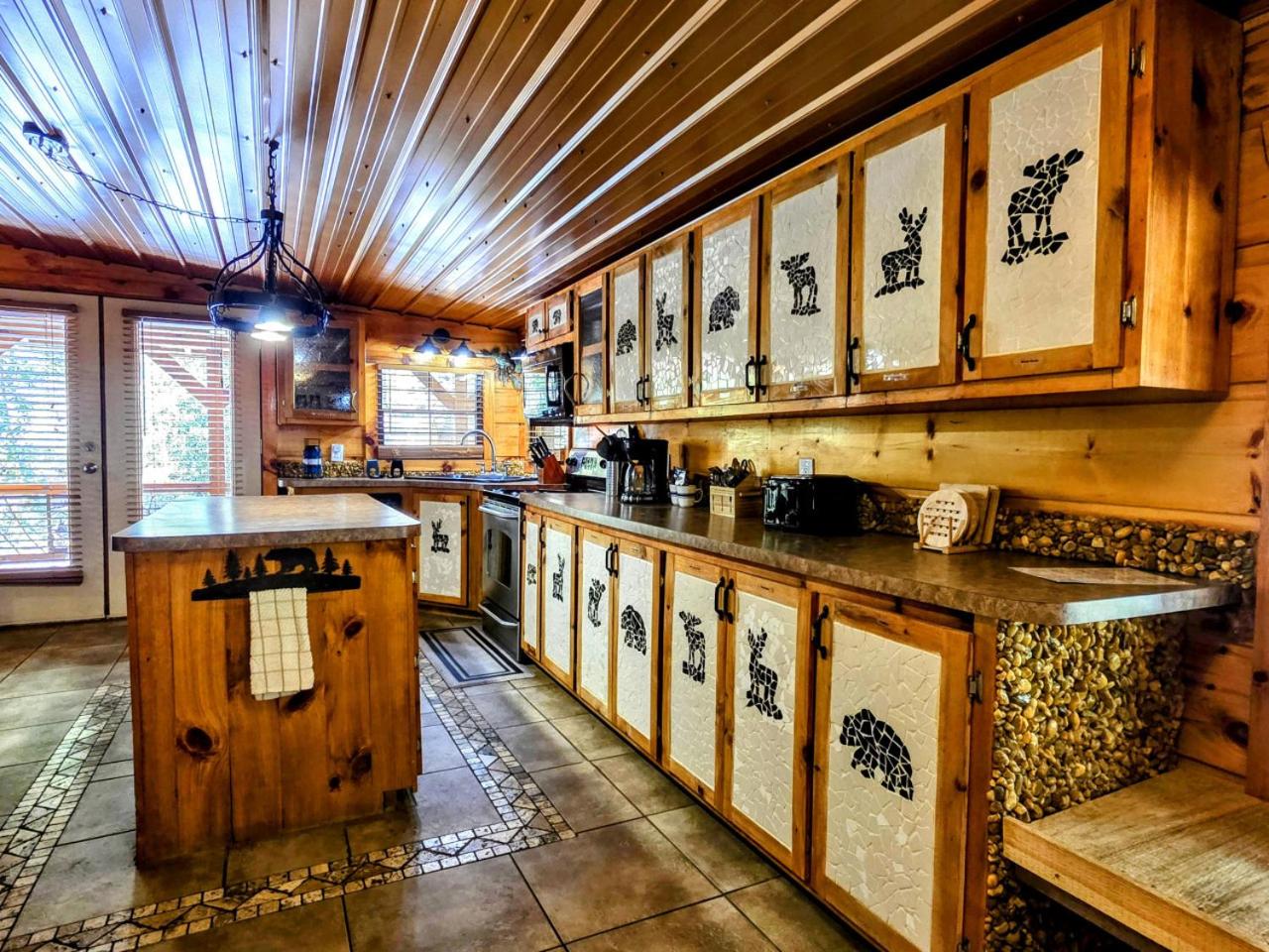 The Skinners Cabin Hot Tub Fireplace Grill