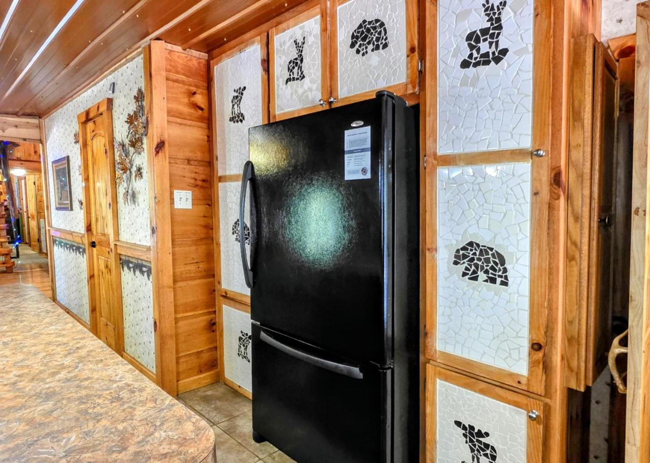 The Skinners Cabin Hot Tub Fireplace Grill