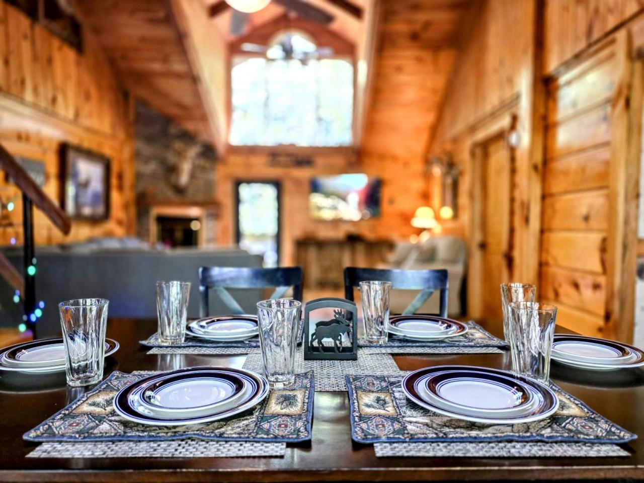 The Skinners Cabin Hot Tub Fireplace Grill