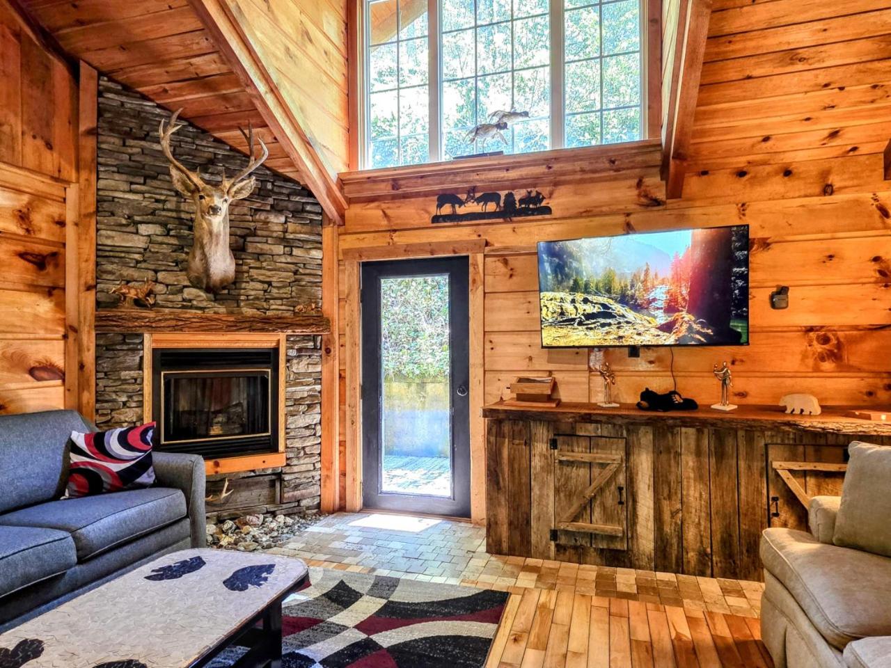 The Skinners Cabin Hot Tub Fireplace Grill