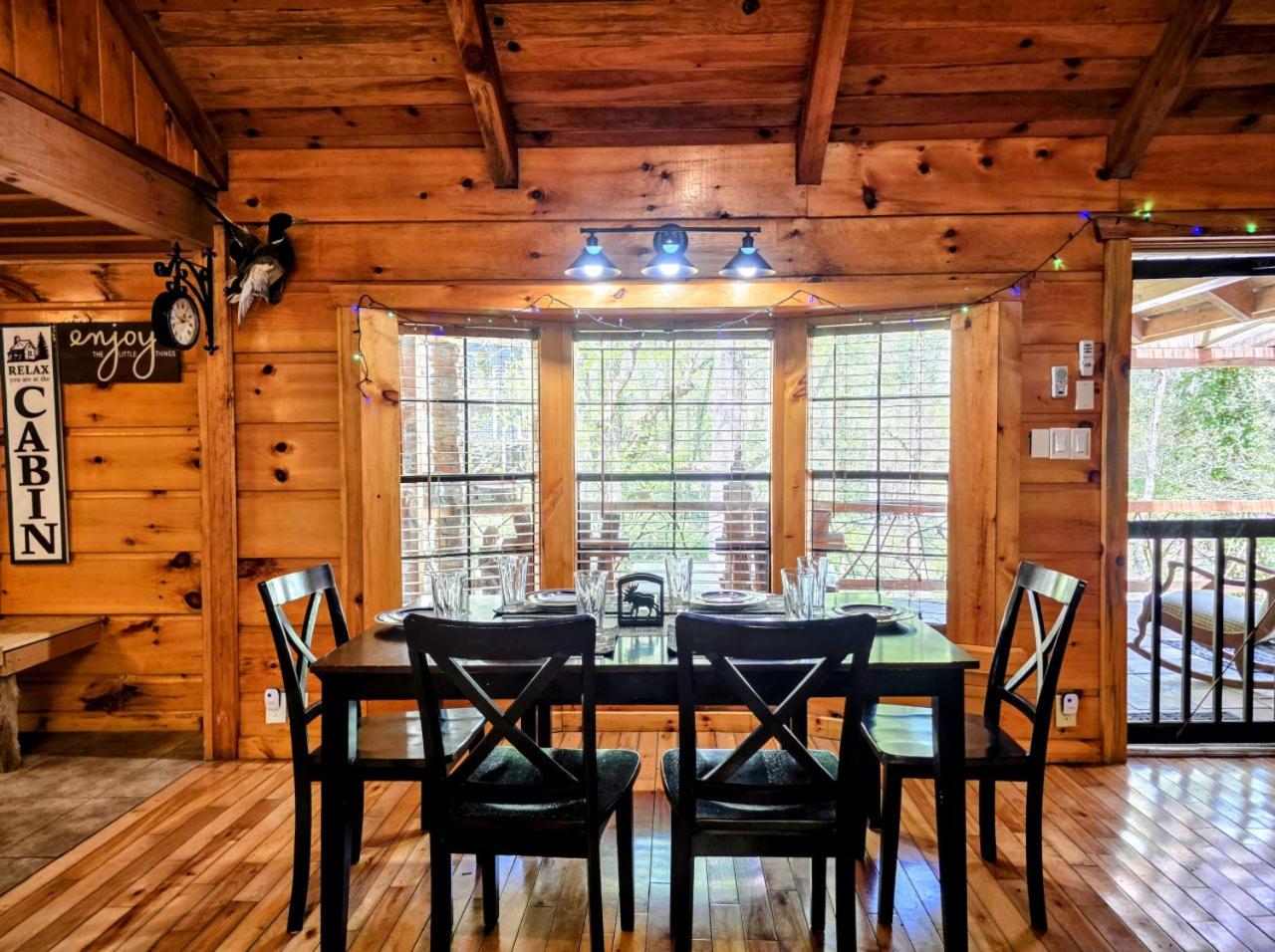 The Skinners Cabin Hot Tub Fireplace Grill