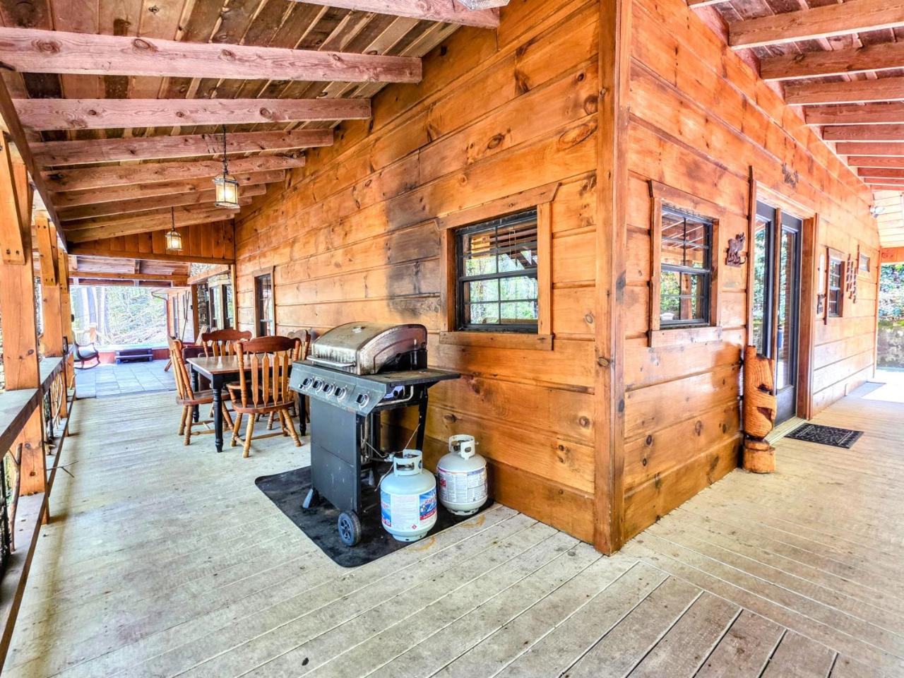 The Skinners Cabin Hot Tub Fireplace Grill