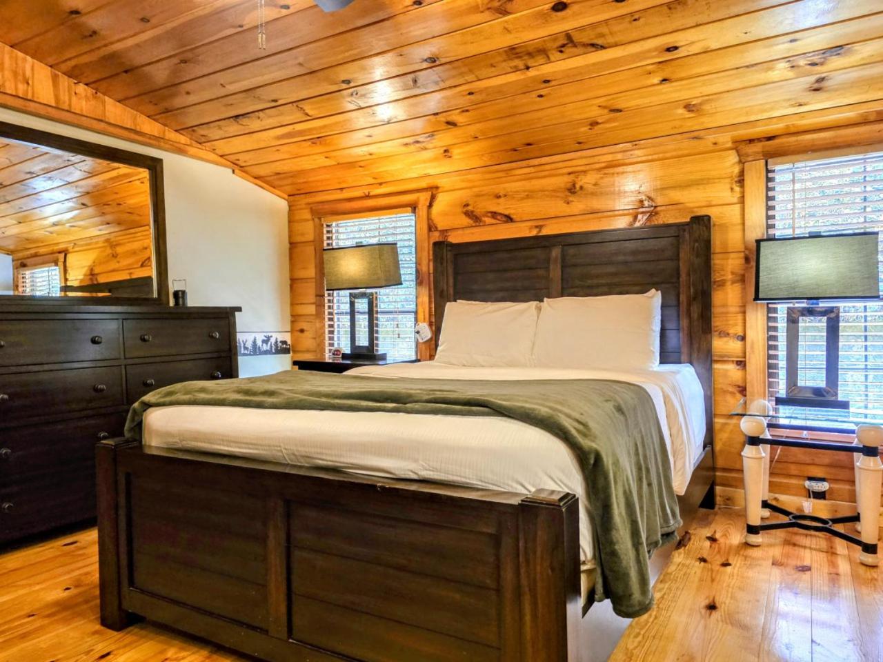 The Skinners Cabin Hot Tub Fireplace Grill